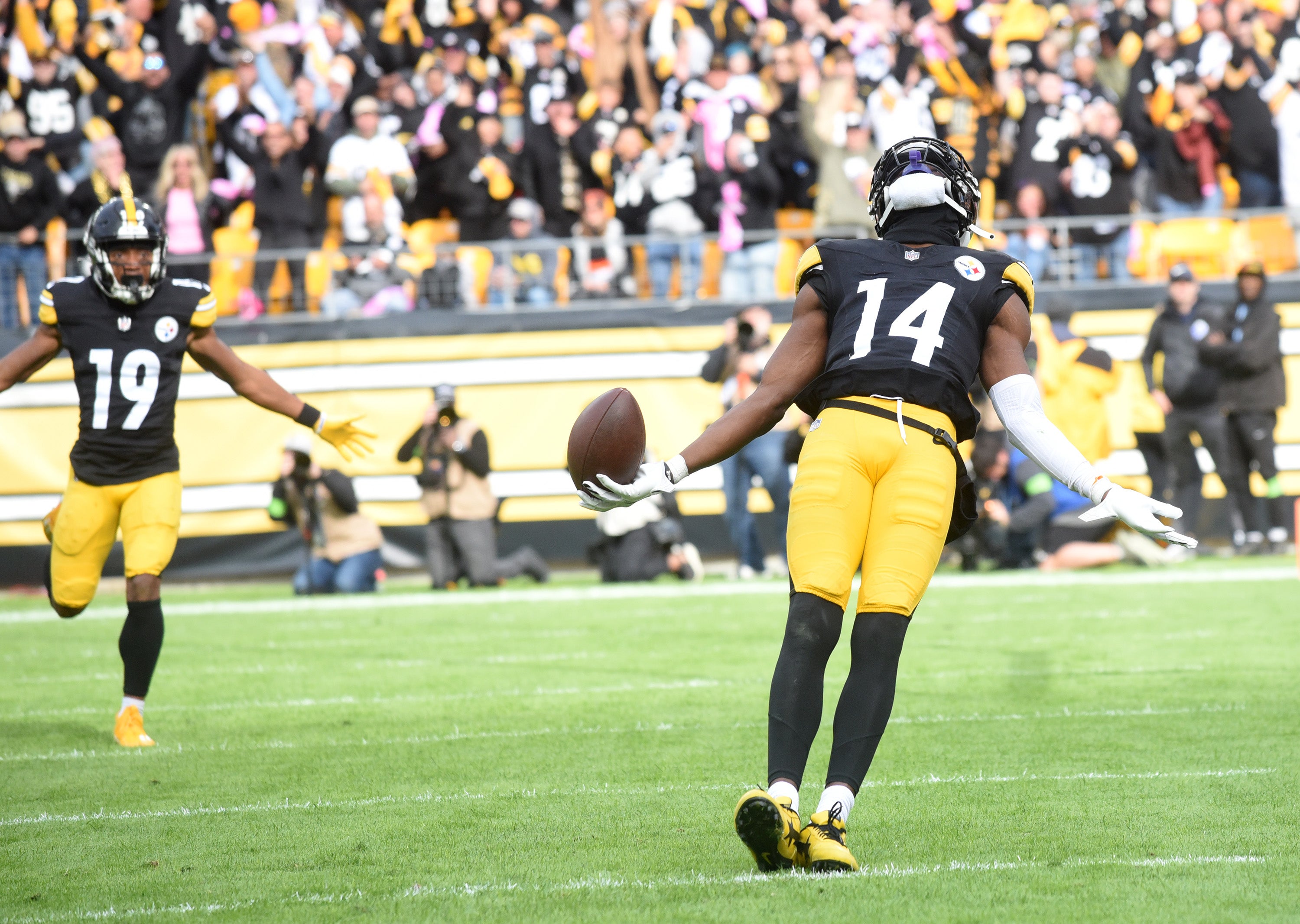 Oct 8, 2023; Pittsburgh, Pennsylvania, USA; Pittsburgh Steelers wide receiver George Pickens (14) celebrates a 41 yard pass for a touchdown against the Baltimore Ravens during the fourth quarter at Acrisure Stadium. The catch was the game-winning score as the Steelers won 17-10. Mandatory Credit: Philip G. Pavely-USA TODAY Sports