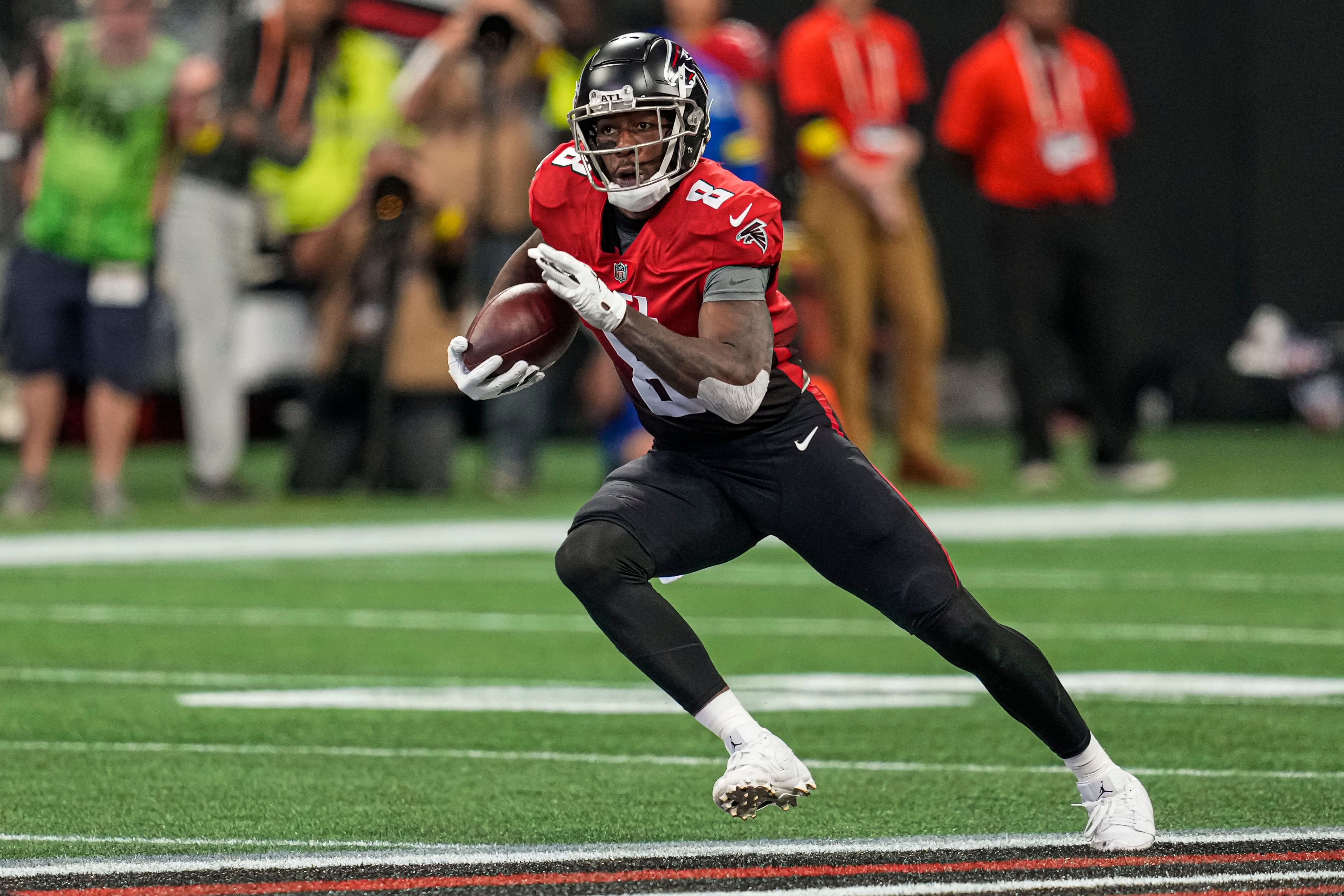 Nov 20, 2022; Atlanta, Georgia, USA; Atlanta Falcons tight end Kyle Pitts (8) runs with the ball after a catch against the Chicago Bears during the first quarter at Mercedes-Benz Stadium. Mandatory Credit: Dale Zanine-USA TODAY Sports