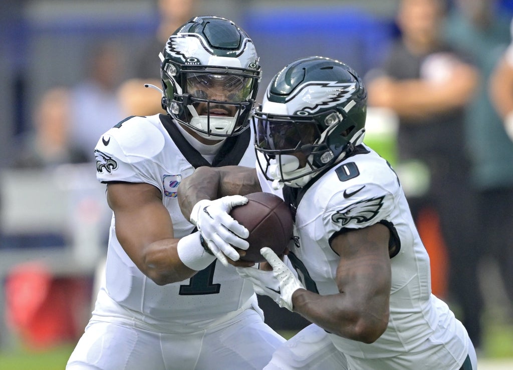 Eagles QB Jalen Hurts hands the ball off to RB D'Andre Swift