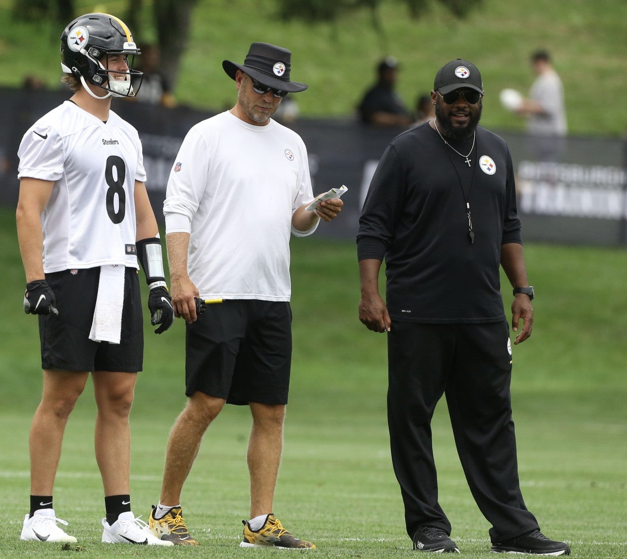 Jul 27, 2022; Latrobe, PA, USA; Pittsburgh Steelers quarterbacks coach Mike Sullivan (left) and quarterbacks Mitch Trubisky (10) and Kenny Pickett (8) and offensive coordinator Matt Canada (in white) and head coach Mike Tomlin (right) participate in training camp at Chuck Noll Field. Mandatory Credit: Charles LeClaire-USA TODAY Sports