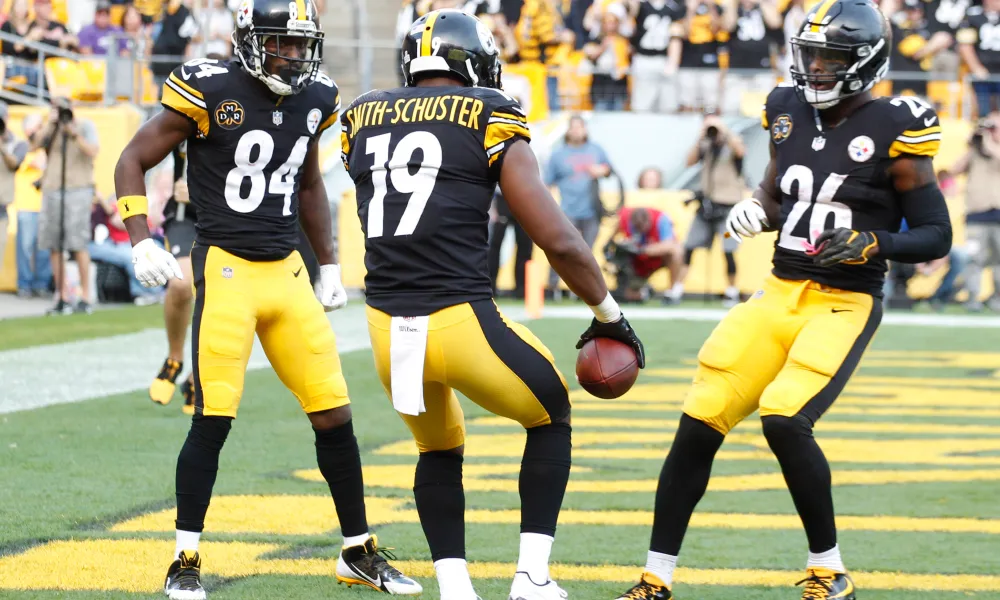 Oct 22, 2017; Pittsburgh, PA, USA; Pittsburgh Steelers wide receiver JuJu Smith-Schuster (19) celebrates his touchdown with wide receiver Antonio Brown (84) and running back Le'Veon Bell (26) against the Cincinnati Bengals during the second quarter at Heinz Field. Mandatory Credit: Charles LeClaire-USA TODAY Sports