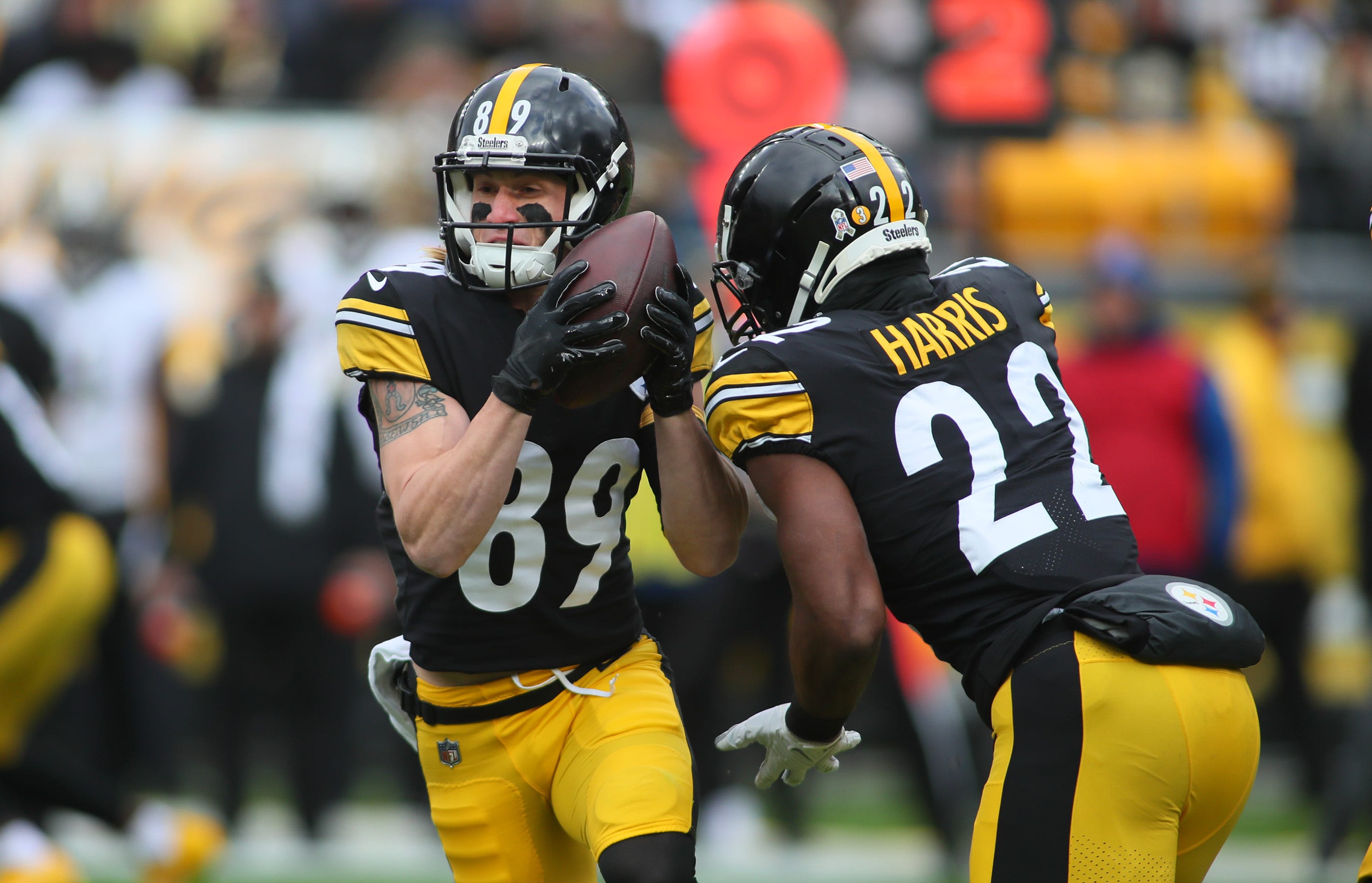 Pittsburgh Steelers Gunner Olszewski (89) carries the ball after the handoff by quarterback Kenny Pickett (8) during the first half against the New Orleans Saints at Acrisure Stadium in Pittsburgh, PA on November 13, 2022. Pittsburgh Steelers Vs New Orleans Saints Week 10