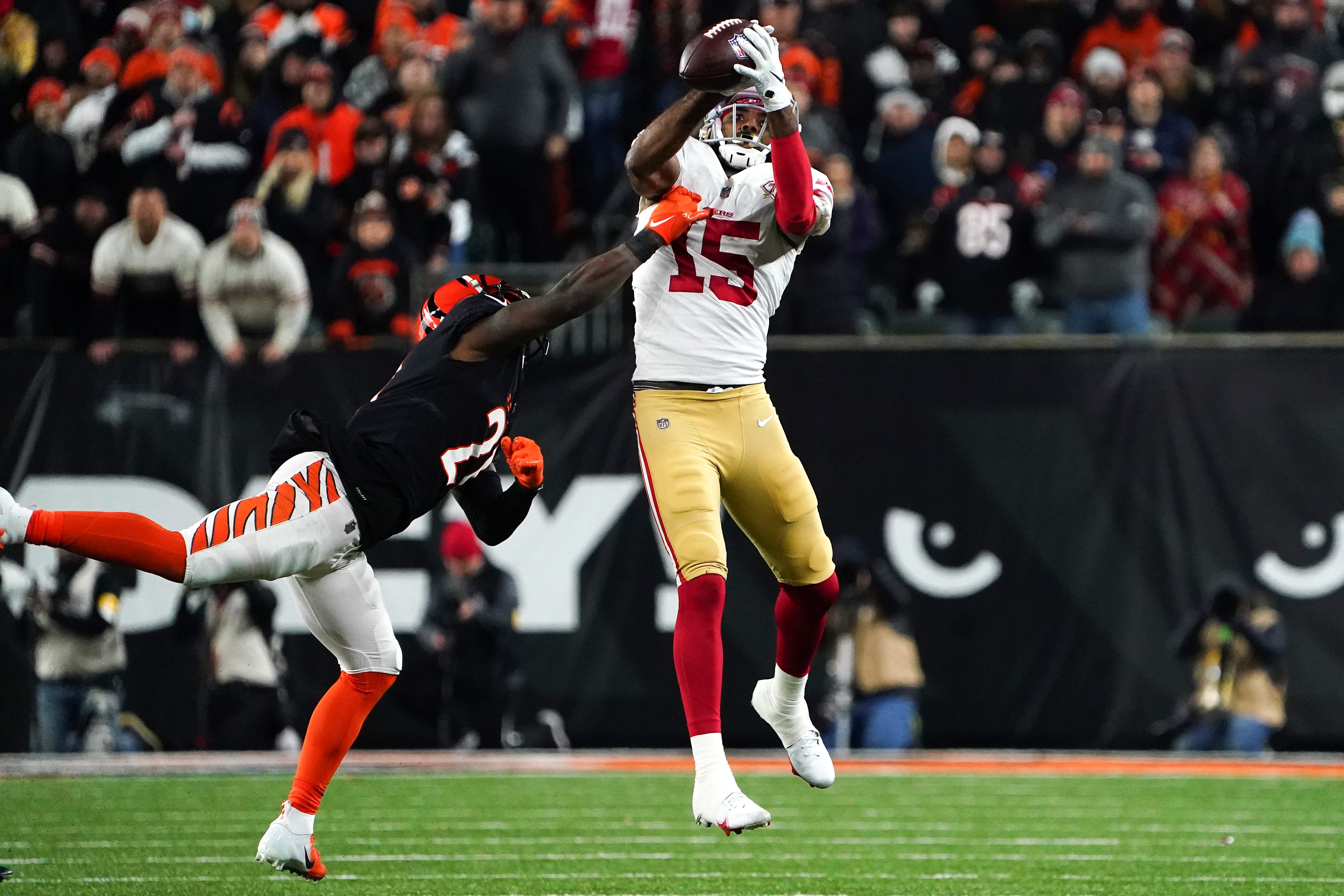 San Francisco 49ers wide receiver Jauan Jennings (15) completes a catch as Cincinnati Bengals cornerback Mike Hilton (21) defends in the overtime period of a Week 14 NFL football game, Sunday, Dec. 12, 2021, Paul Brown Stadium in Cincinnati. The San Francisco 49ers defeated the Cincinnati Bengals, 26-23. San Francisco 49ers At Cincinnati Bengals Dec 12