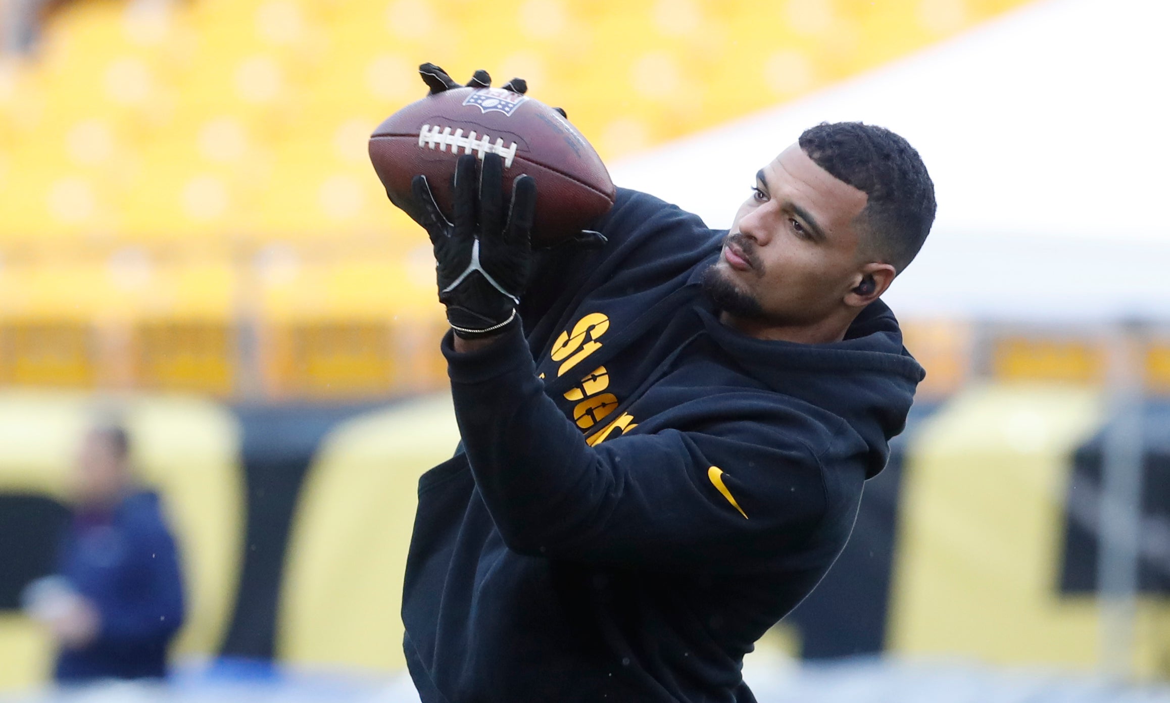Oct 29, 2023; Pittsburgh, Pennsylvania, USA; Pittsburgh Steelers safety Minkah Fitzpatrick (39) warms up before the game against the Jacksonville Jaguars at Acrisure Stadium. Mandatory Credit: Charles LeClaire-USA TODAY Sports