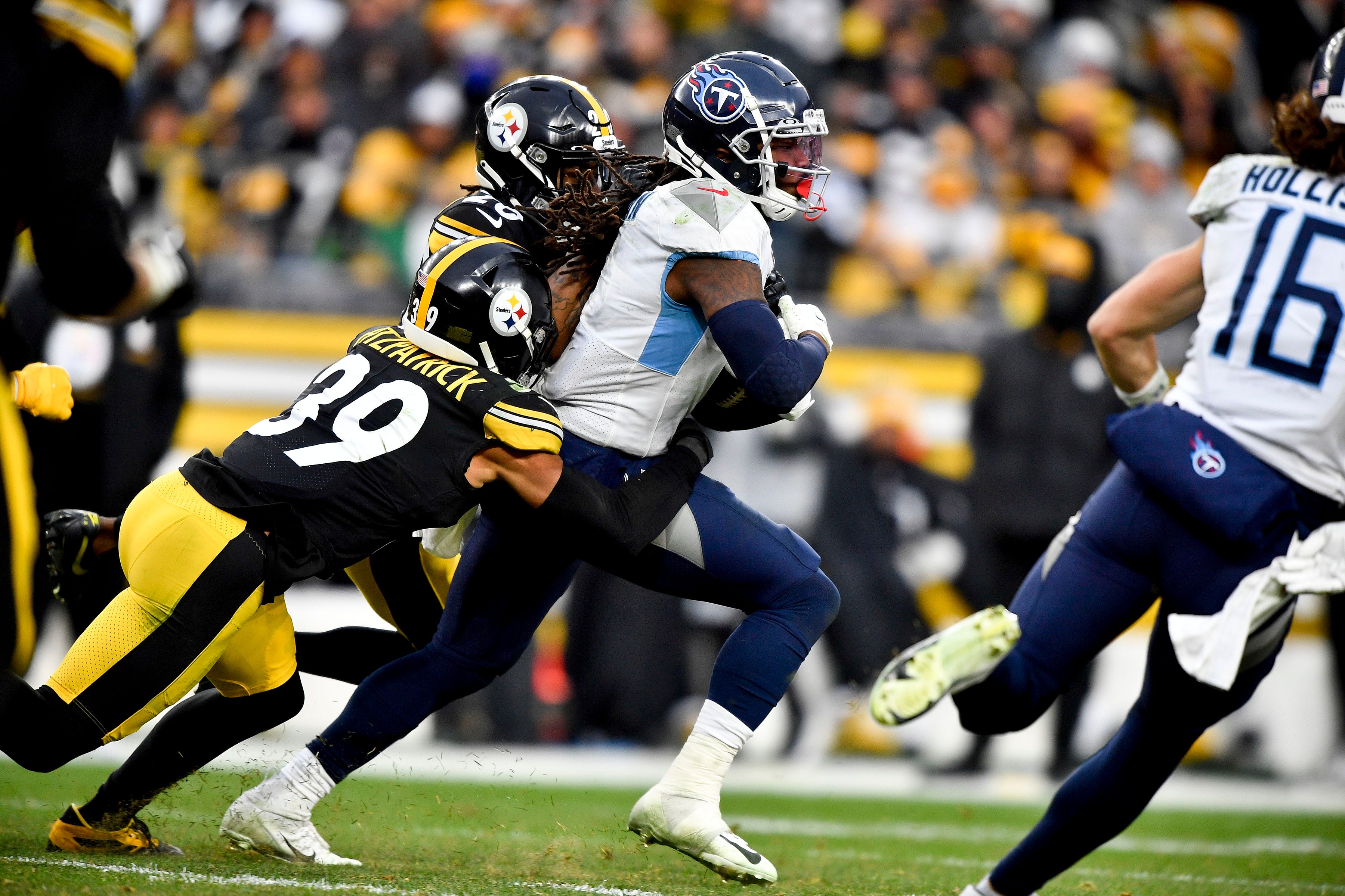 Tennessee Titans running back D'onta Foreman (7) runs for a first down during the fourth quarter at Heinz Field Sunday, Dec. 19, 2021 in Pittsburgh, Pa. Titans Steelers 143