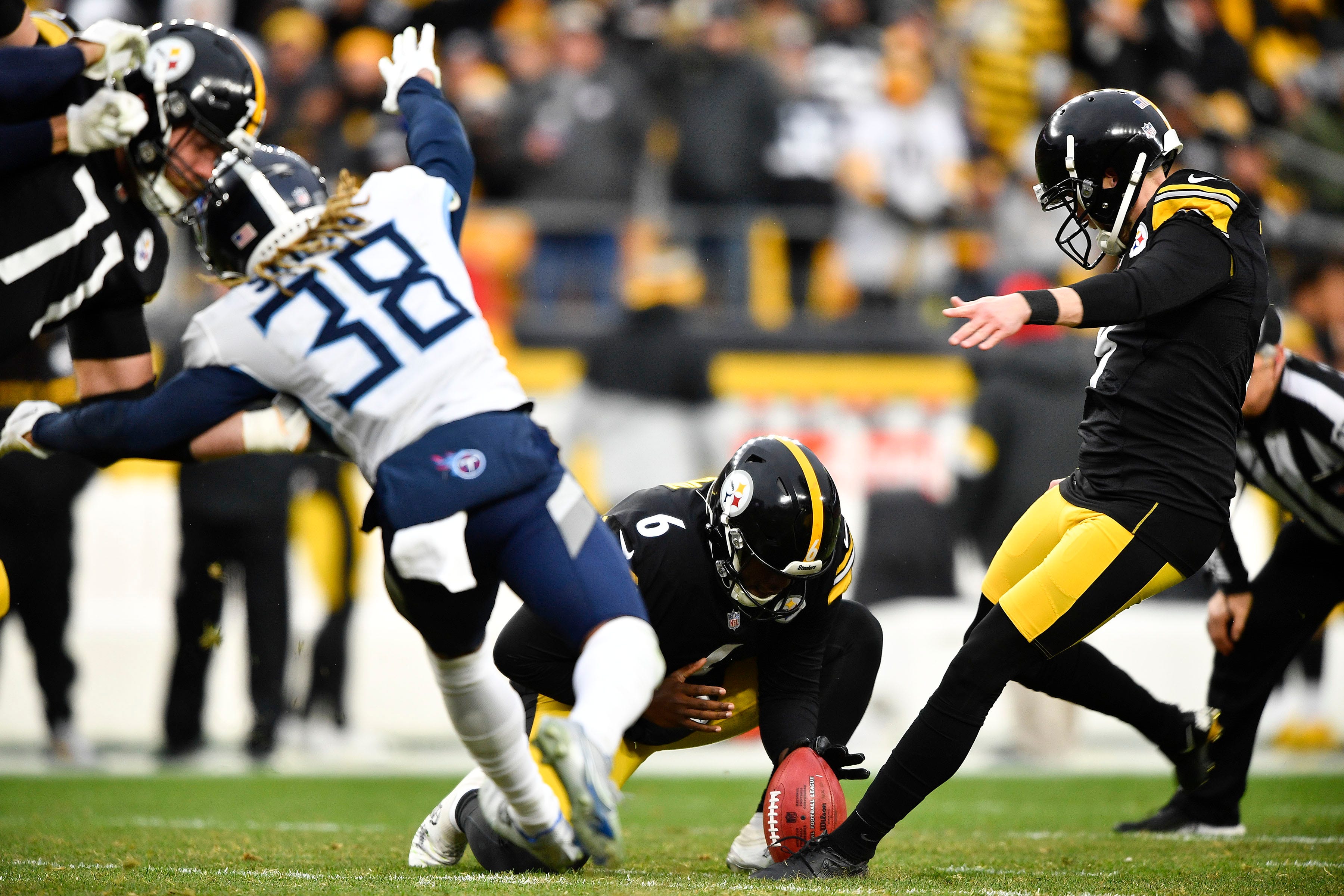 Pittsburgh Steelers kicker Chris Boswell (9) kicks a field goal to give his team a three point lead over the Titans midway through the fourth quarter at Heinz Field Sunday, Dec. 19, 2021 in Pittsburgh, Pa. Titans Steelers 125  