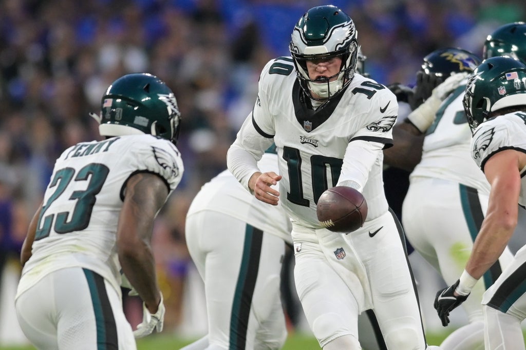Eagles backup QB hands the ball off to Rashaad Penny
