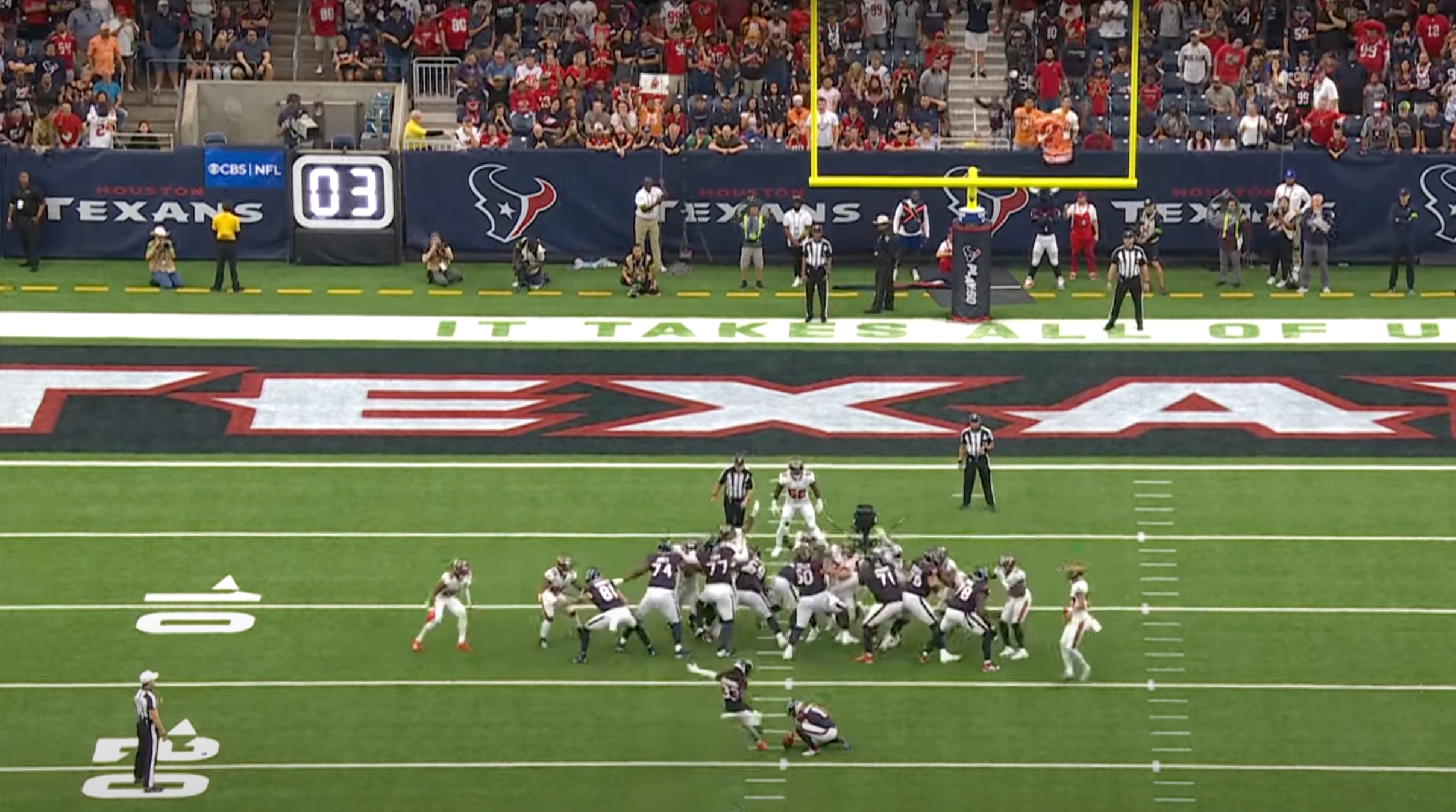 Dare Ogunbowale kicks a 29-yard field goal for the Texans.
