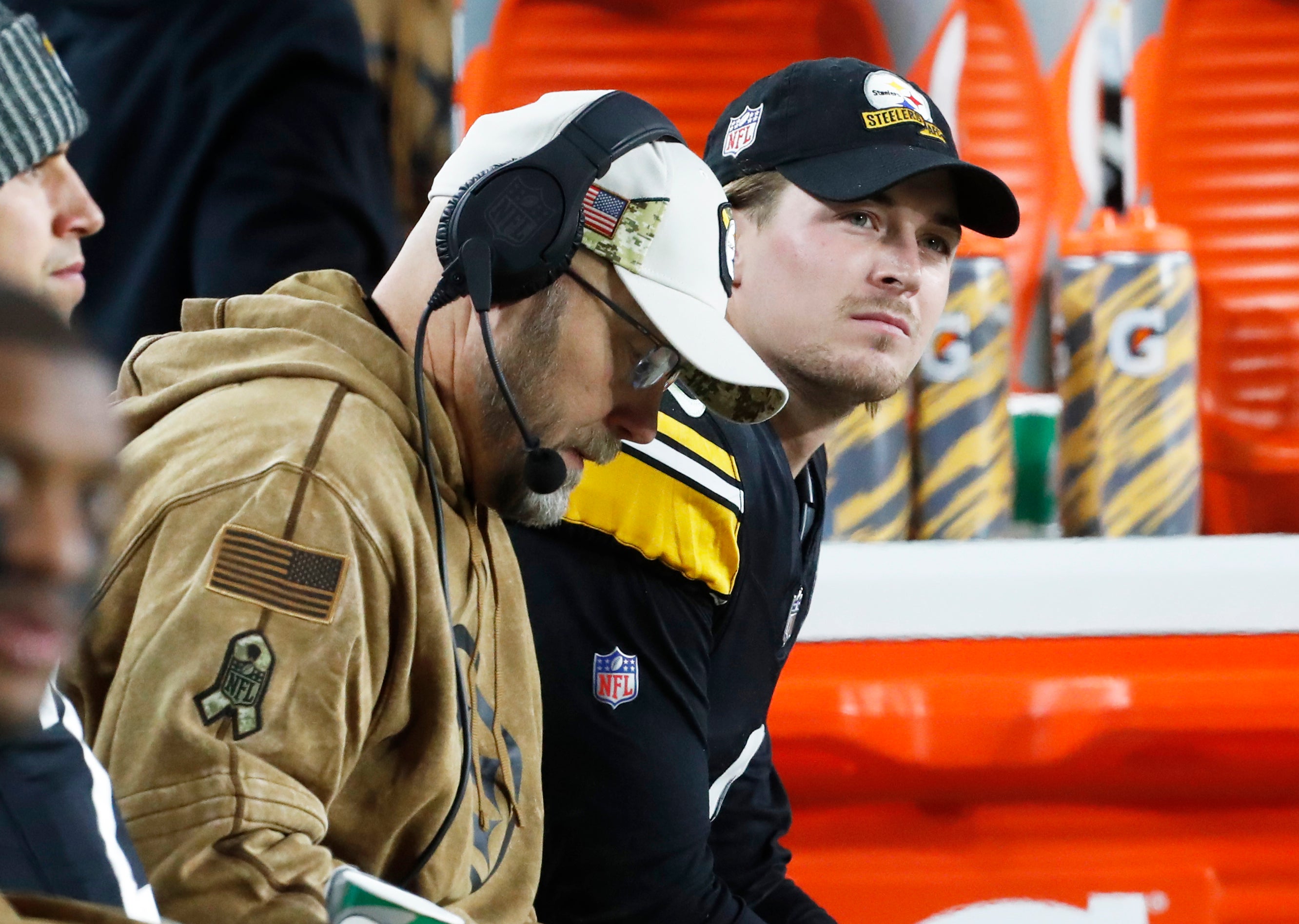 Nov 2, 2023; Pittsburgh, Pennsylvania, USA; Pittsburgh Steelers offensive coordinator Matt Canada (left) and quarterback Kenny Pickett (8) on the sidelines against the Tennessee Titans during the second quarter at Acrisure Stadium. Mandatory Credit: Charles LeClaire-USA TODAY Sports