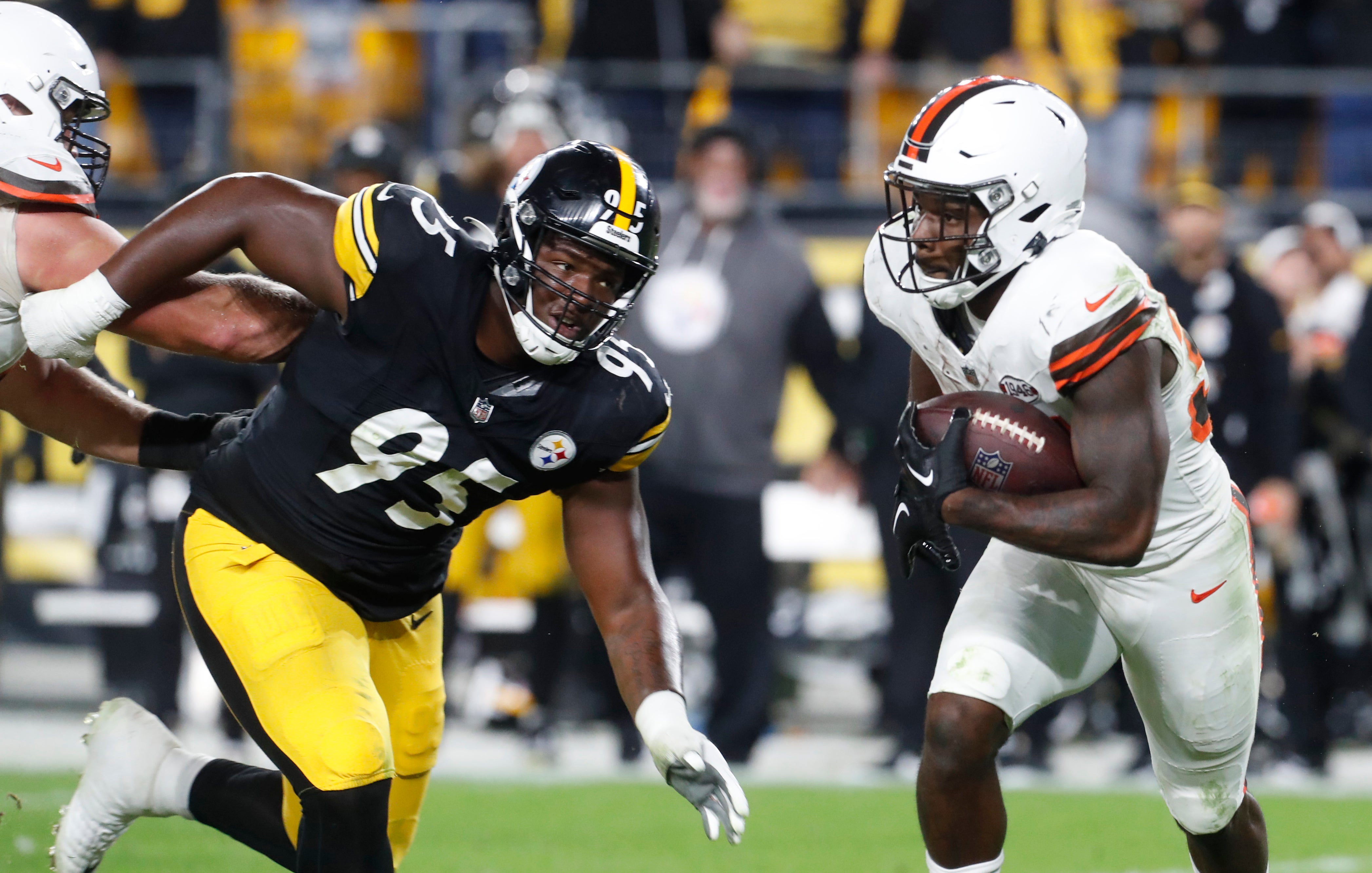 Sep 18, 2023; Pittsburgh, Pennsylvania, USA; Cleveland Browns running back Jerome Ford (34) carries the ball against Pittsburgh Steelers defensive tackle Keeanu Benton (95) during the fourth quarter at Acrisure Stadium. Pittsburgh won 26-22. Mandatory Credit: Charles LeClaire-USA TODAY Sports