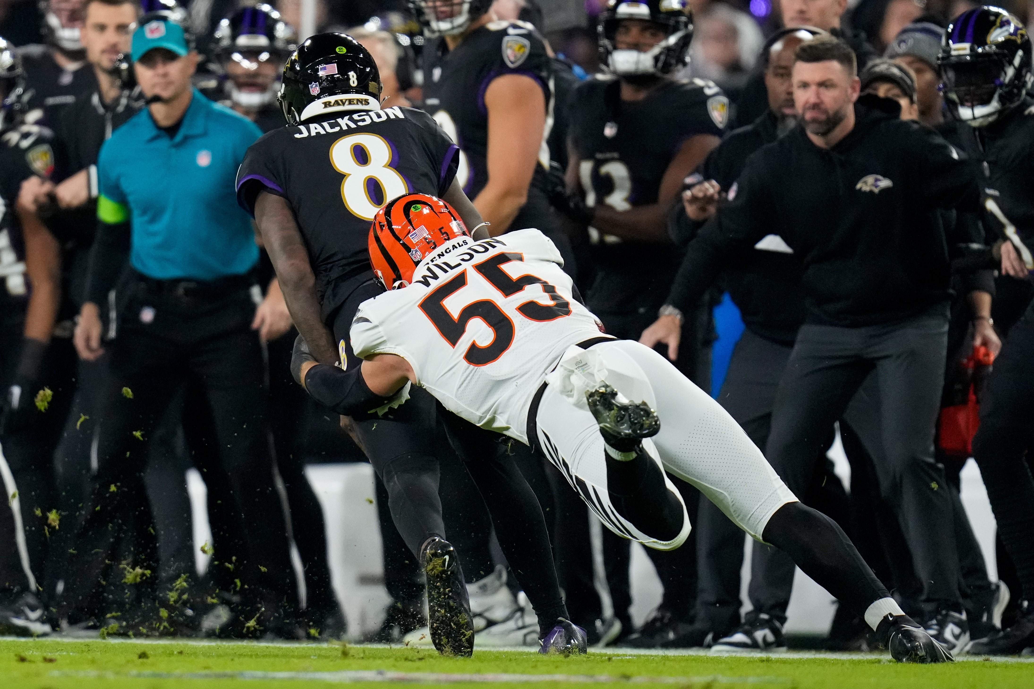 Baltimore Ravens quarterback Lamar Jackson (8) is pulled down by Cincinnati Bengals linebacker Logan Wilson (55) in the first quarter at M&T Bank Stadium.