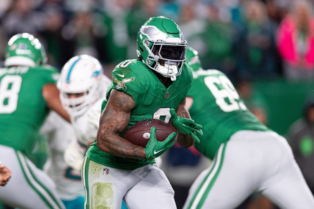 Philadelphia Eagles running back D'Andre Swift runs with the ball against the Miami Dolphins during the fourth quarter at Lincoln Financial Field.