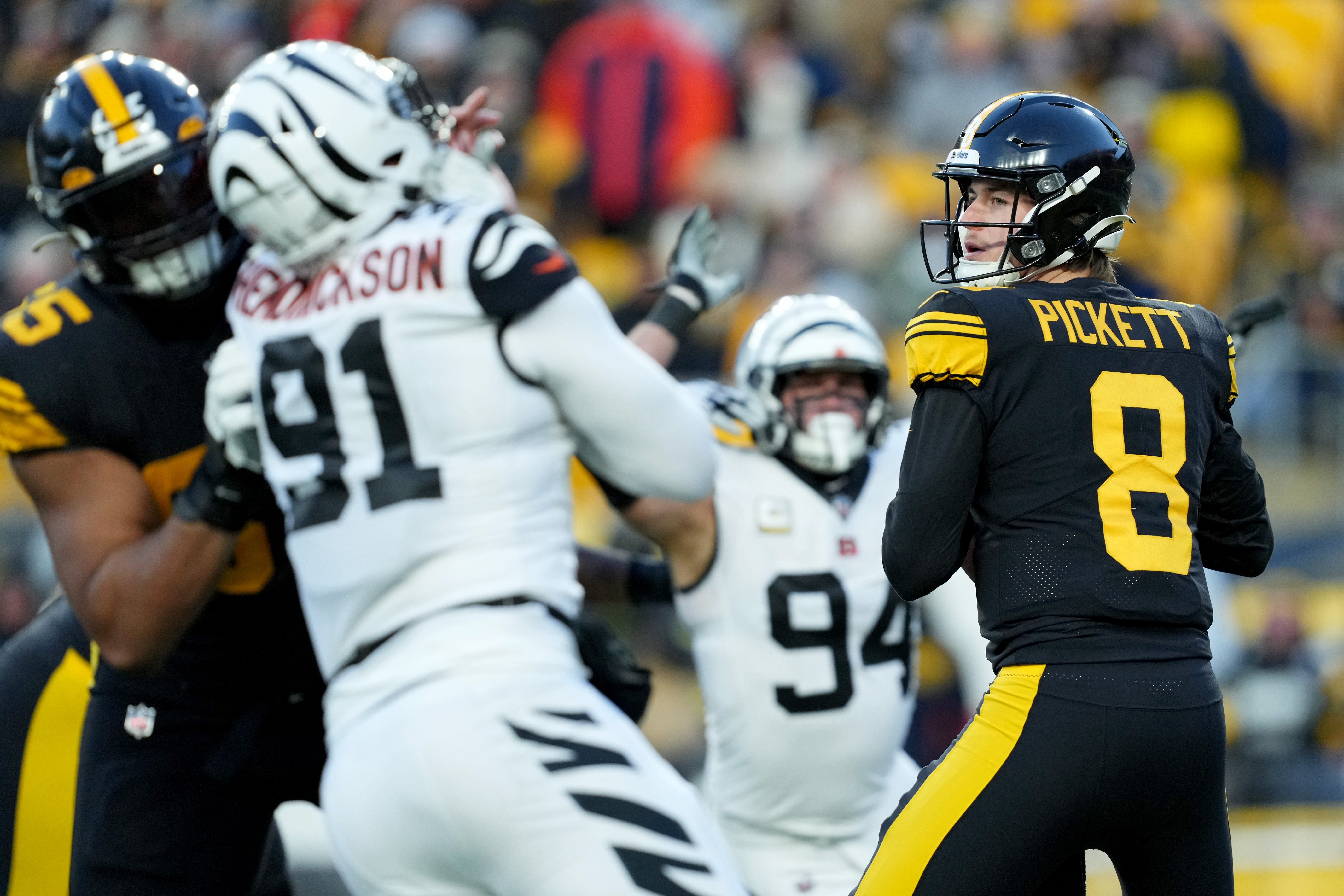 Pittsburgh Steelers quarterback Kenny Pickett (8) looks to throw as Cincinnati Bengals defensive end Trey Hendrickson (91) and Cincinnati Bengals defensive end Sam Hubbard (94) apply pressure in the first quarter during a Week 11 NFL game, Sunday, Nov. 20, 2022, at Acrisure Stadium in Pittsburgh, Pa. Nfl Cincinnati Bengals At Pittsburgh Steelers Nov 20 0019