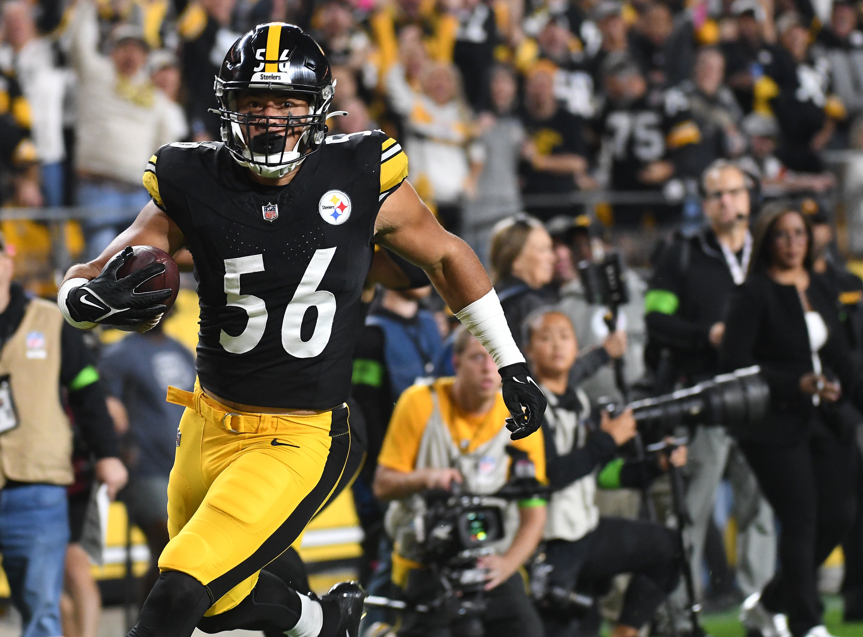 Pittsburgh Steelers linebacker Alex Highsmith (56) returns an interception for a touchdown against the Cleveland Browns during the first quarter at Acrisure Stadium.