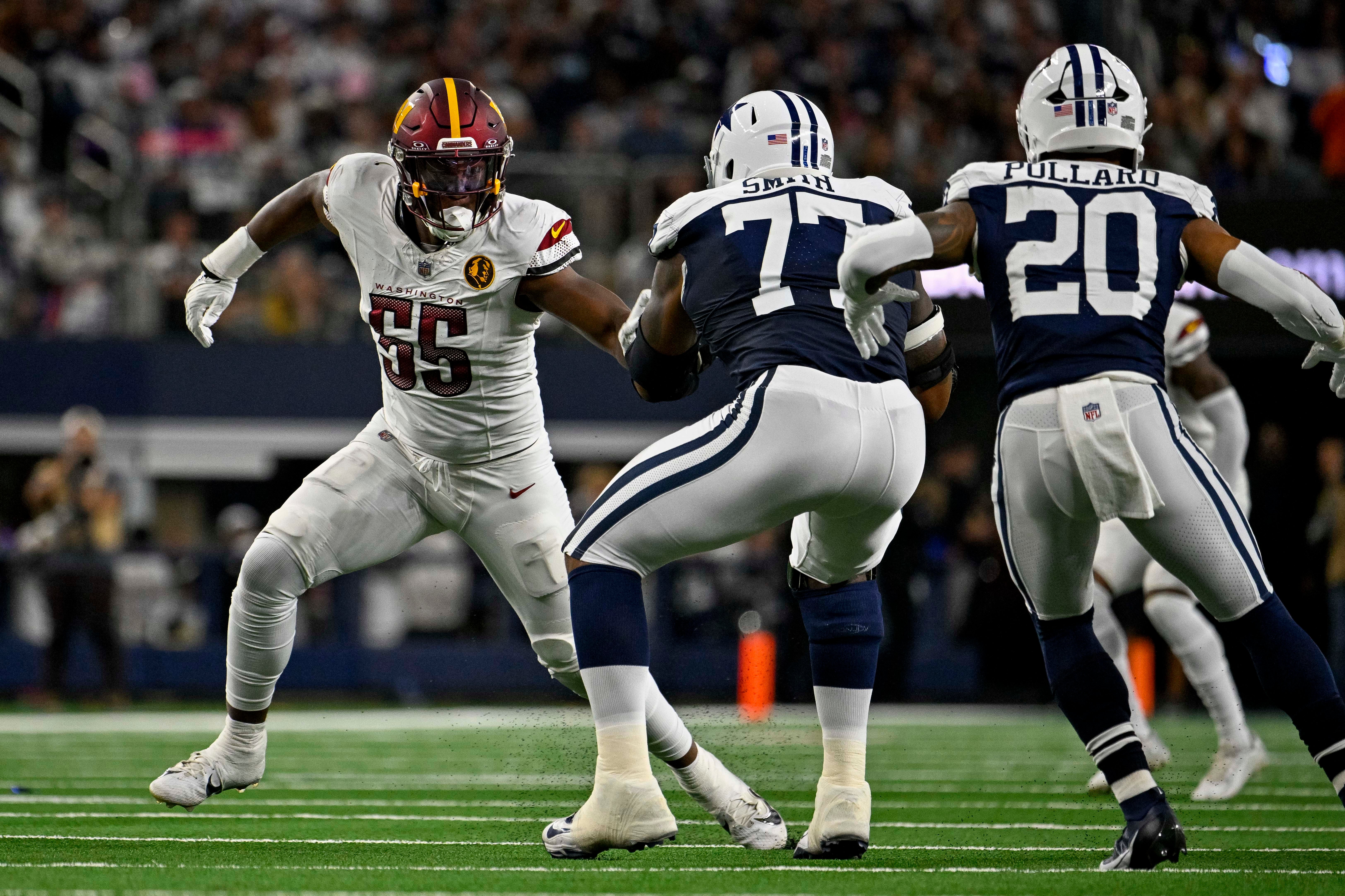 Tyron Smith gets into his pass set vs the Commanders