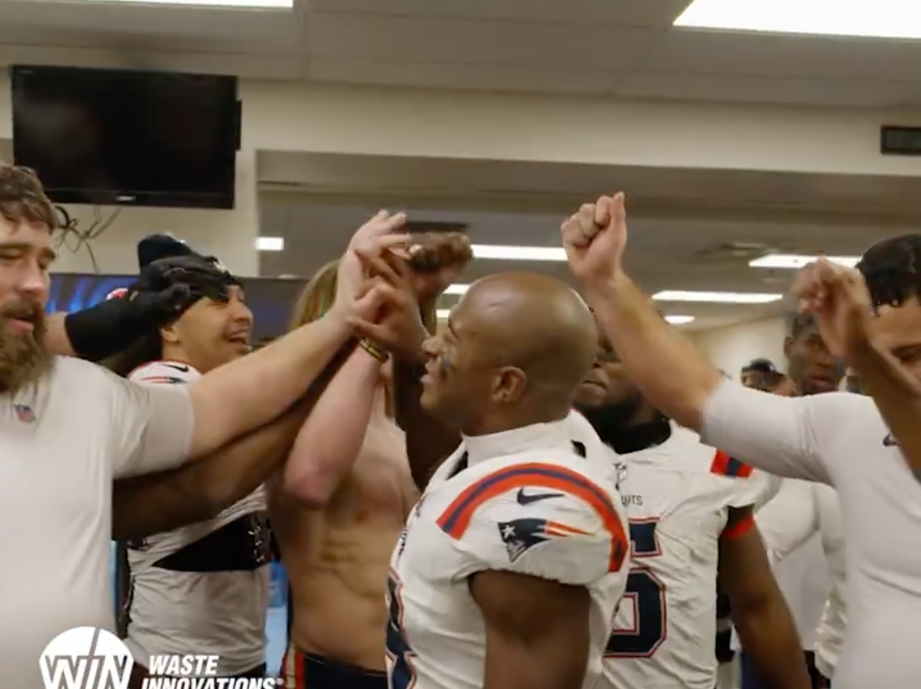 Patriots postgame huddle after win over Steelers