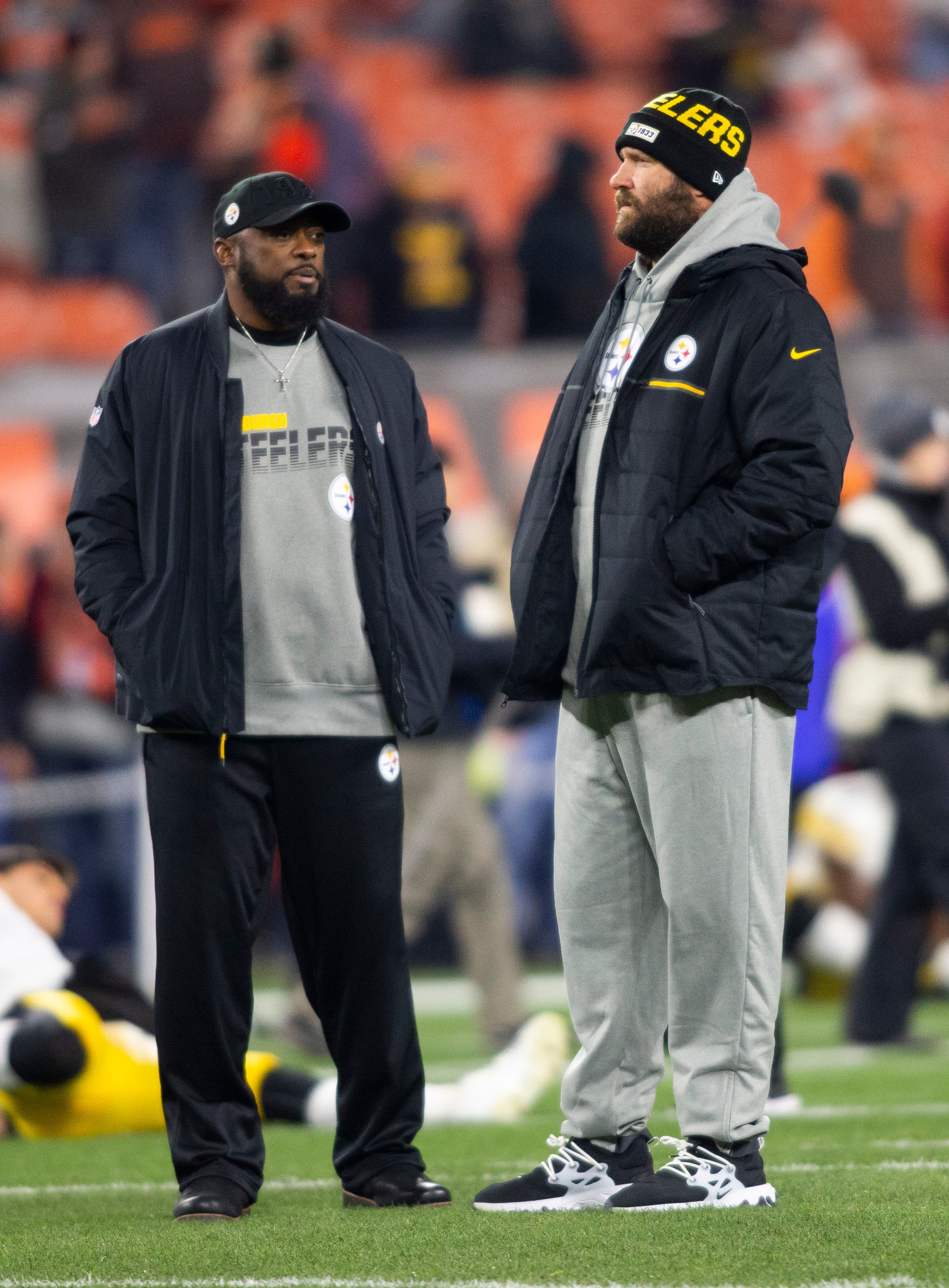 Nov 14, 2019; Cleveland, OH, USA; Pittsburgh Steelers head coach Mike Tomlin (left) talks with injured quarterback Ben Roethlisberger (right) during warmups before a game against the Cleveland Browns at FirstEnergy Stadium. Mandatory Credit: Scott R. Galvin-USA TODAY Sports