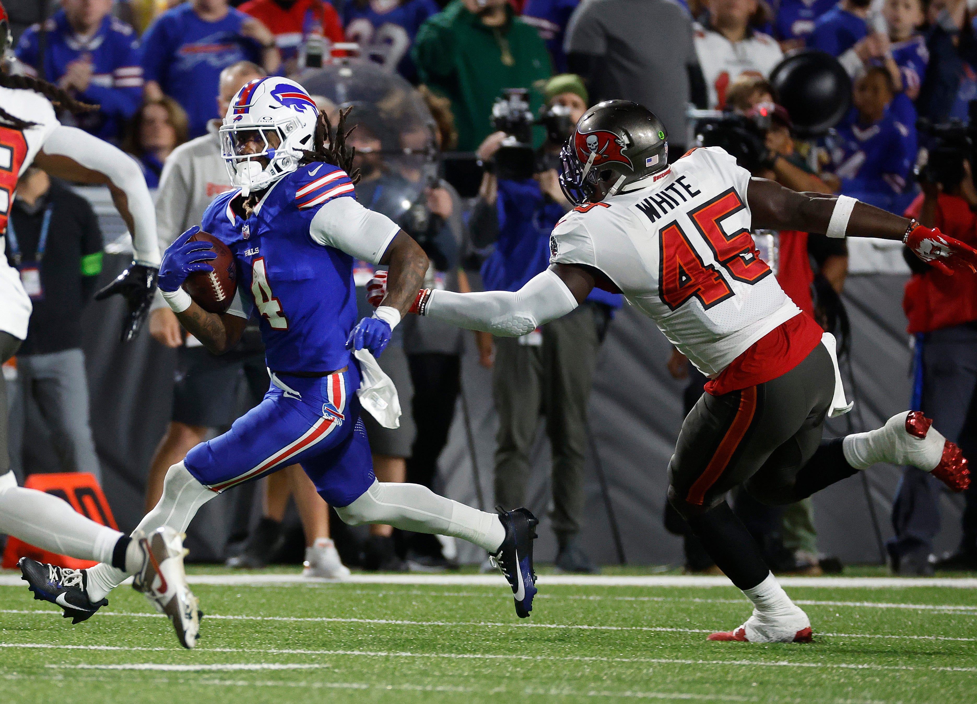 Buffalo Bills running back James Cook (4) runs past Tampa Bay Buccaneers linebacker Devin White (45).