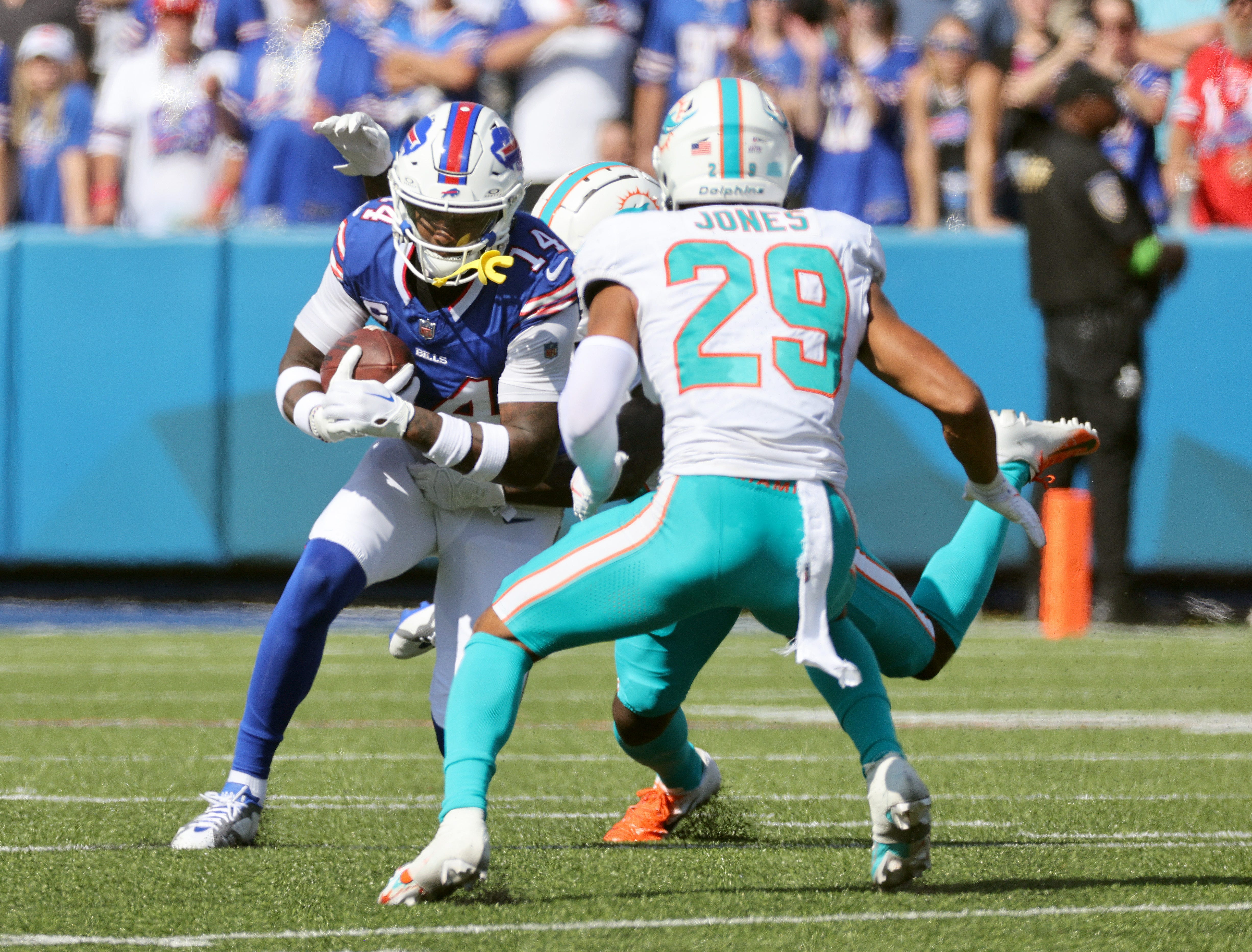 Bills receiver Stefon Diggs caught 6 passes for 120 yards and 3 touchdown against the Dolphins.
