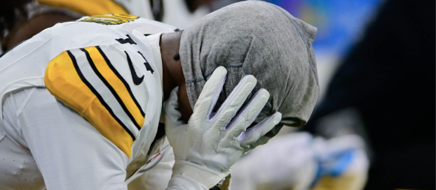 Pittsburgh Steelers WR George Pickens displays frustrations on the sideline of loss against Indianapolis Colts.
