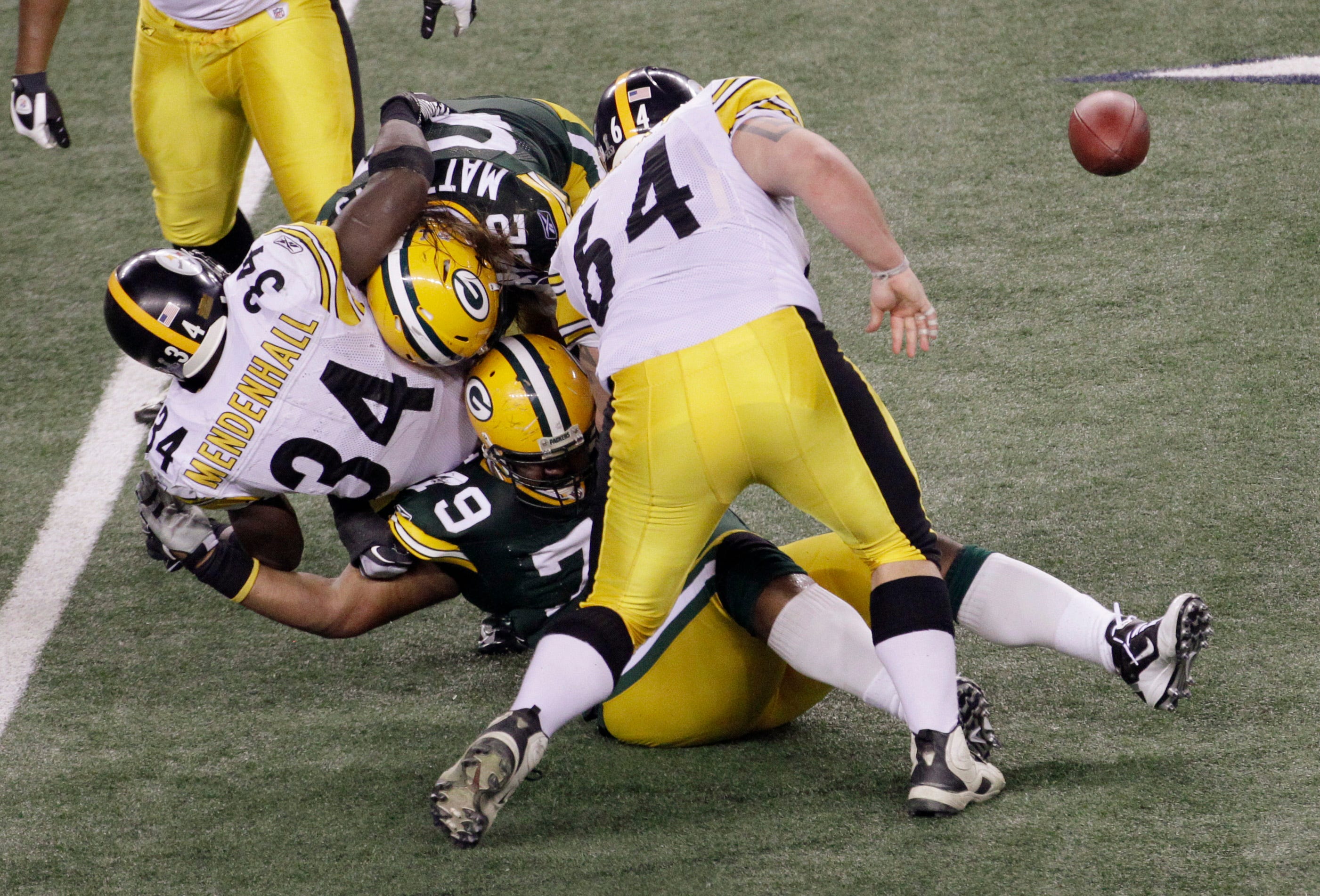 Green Bay Packers defenders Clay Matthews and Ryan Pickett (79) force a fumble by Pittsburgh Steelers running back Rashard Mendenhall (34) in the second half of Super Bowl XLV in Arlington, Texas, on Sunday, Feb. 6, 2011. Packers07 Spt Sieu 1