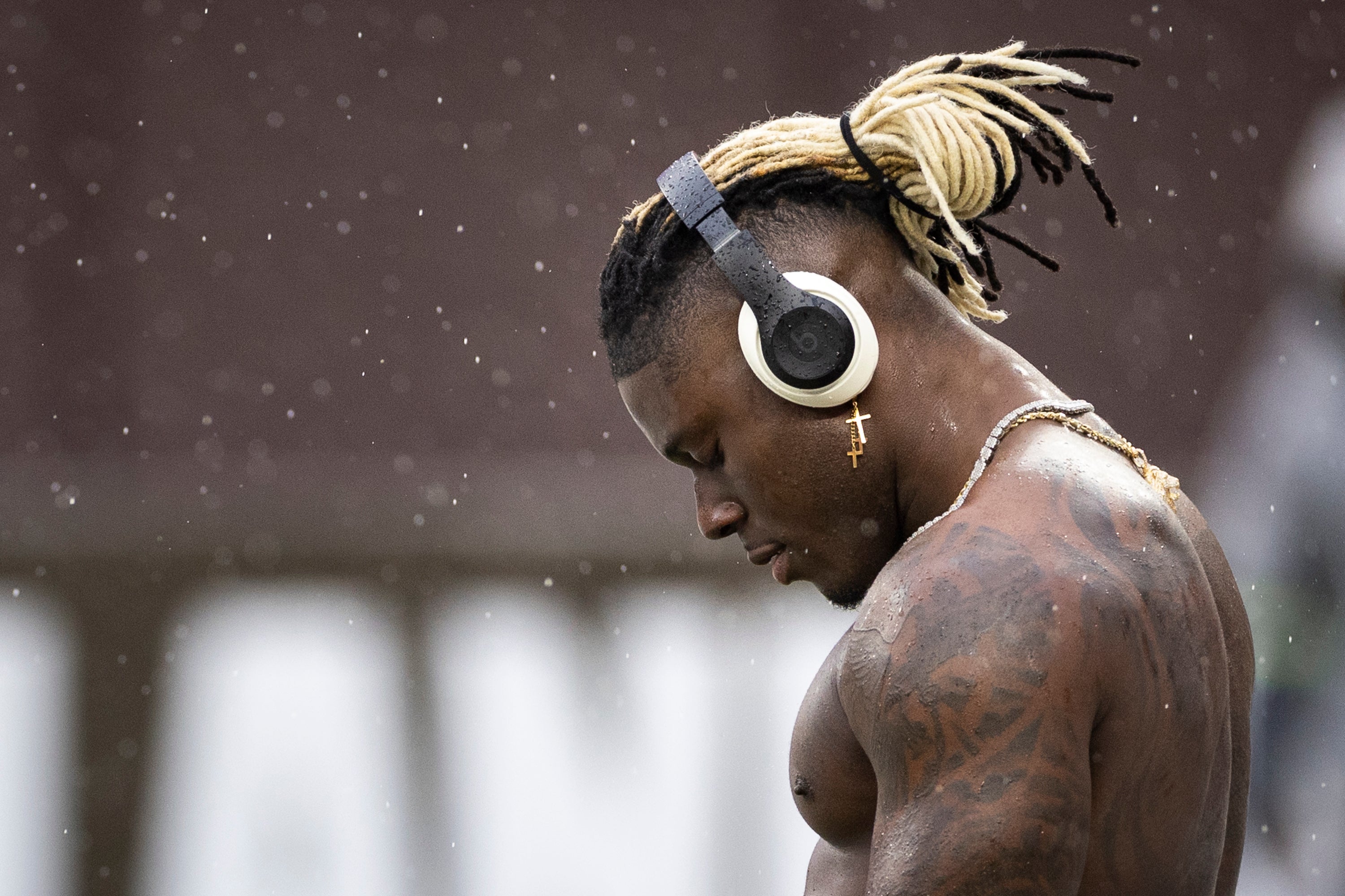 Dec 17, 2023; Cleveland, Ohio, USA; Cleveland Browns tight end David Njoku (85) kneels in the end zone during warm ups before the game against the Chicago Bears at Cleveland Browns Stadium. Mandatory Credit: Scott Galvin-USA TODAY Sports