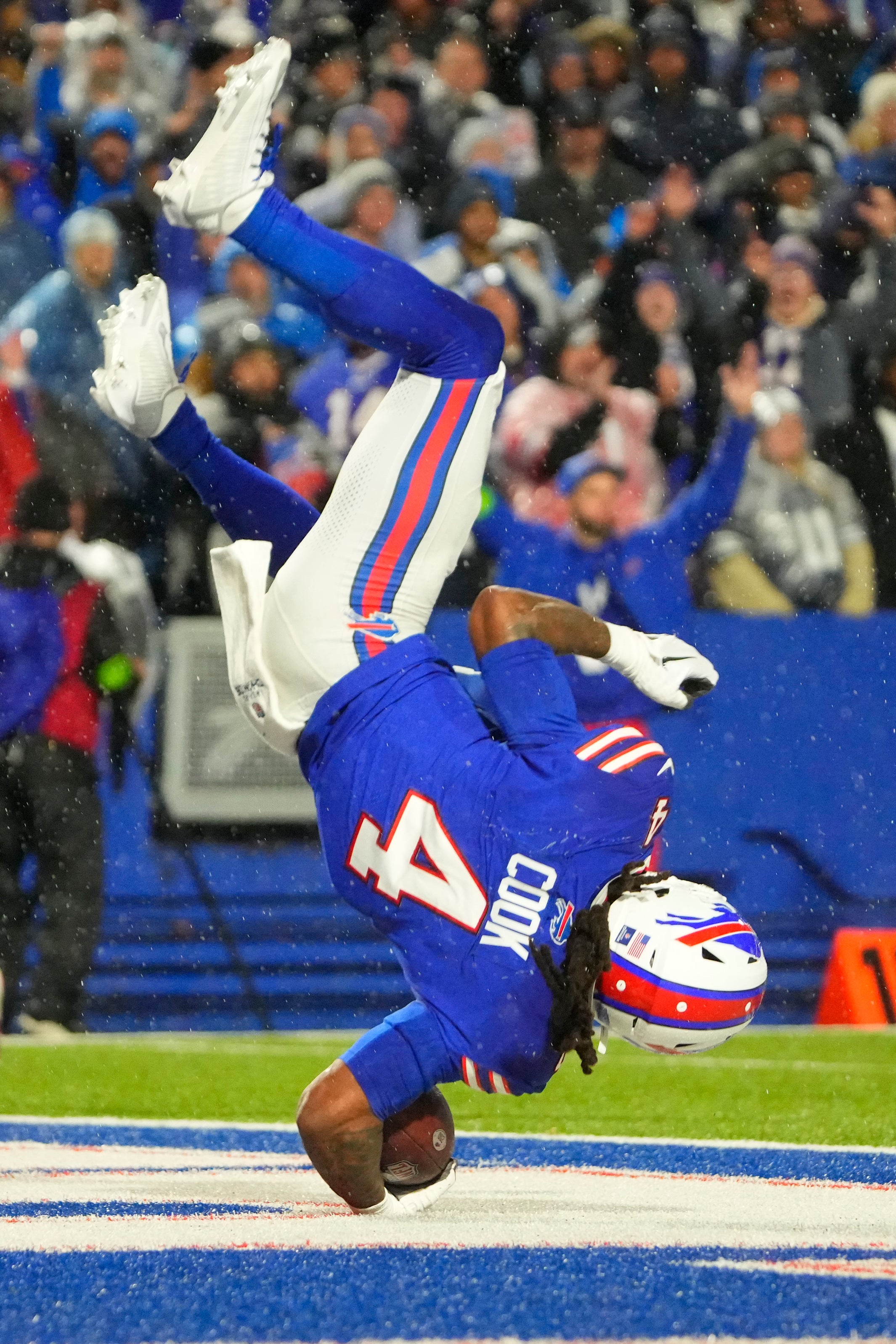Buffalo Bills running back James Cook runs the ball in for a touchdown in the second half against the Dallas Cowboys at Highmark Stadium.