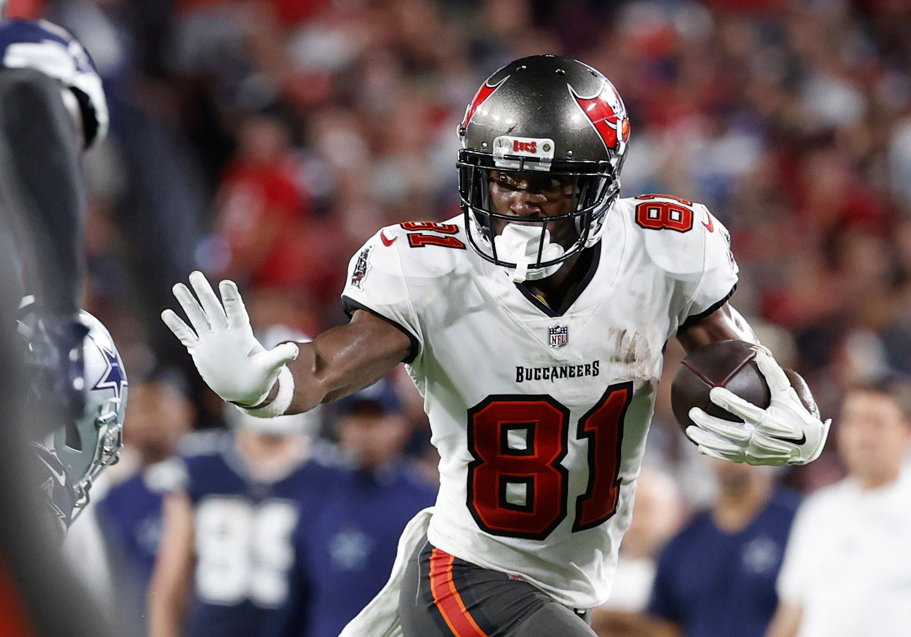 Tampa Bay Buccaneers wide receiver Antonio Brown (81) runs the ball against the Dallas Cowboys during the second half at Raymond James Stadium.