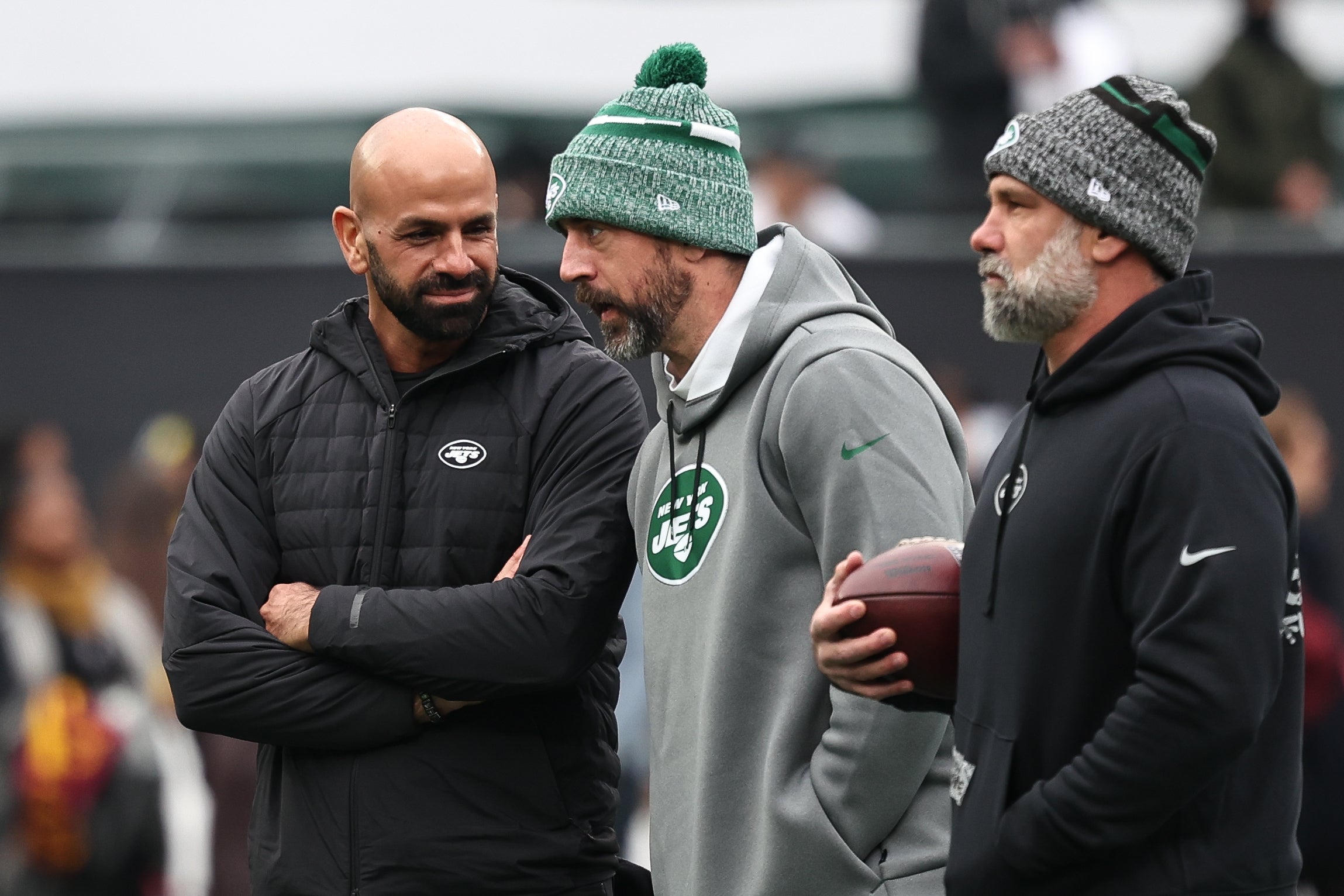 New York Jets head coach Robert Saleh (left) talks with quarterback Aaron Rodgers (center) before the game against the Washington Commanders at MetLife Stadium.