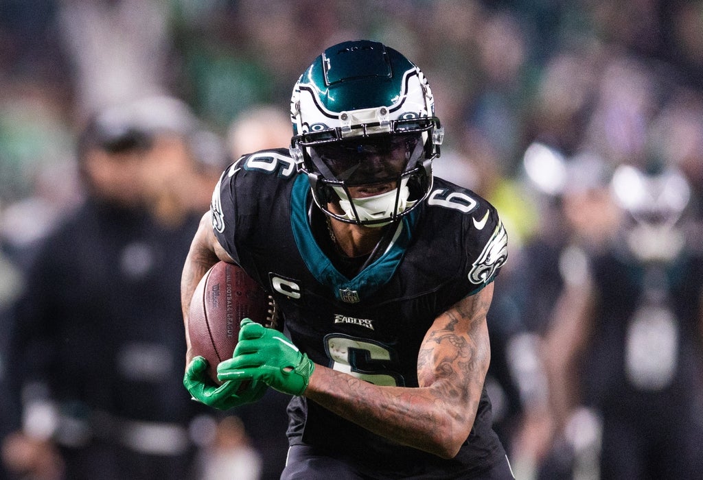 Philadelphia Eagles wide receiver DeVonta Smith (6) runs with the ball after a catch against the New York Giants during the second quarter at Lincoln Financial Field.