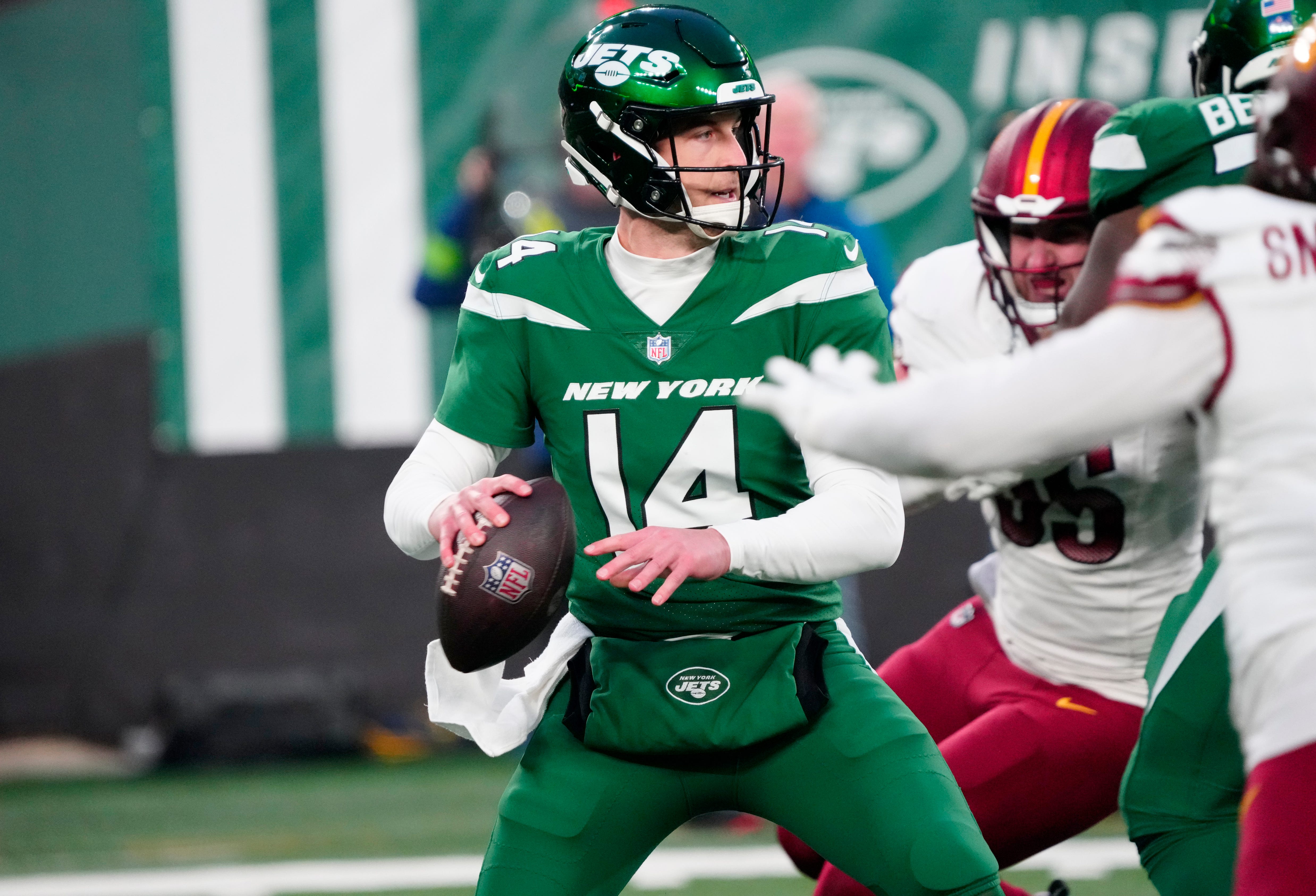 New York Jets quarterback Trevor Siemian (14) looks for an open teammate, at MetLife Stadium, Sunday December 24, 2023.