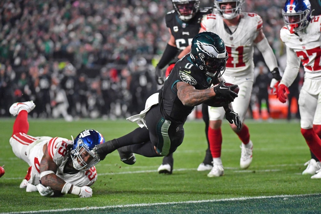 Philadelphia Eagles running back D'Andre Swift (0) scores a touchdown past New York Giants safety Xavier McKinney (29) during the fourth quarter at Lincoln Financial Field.