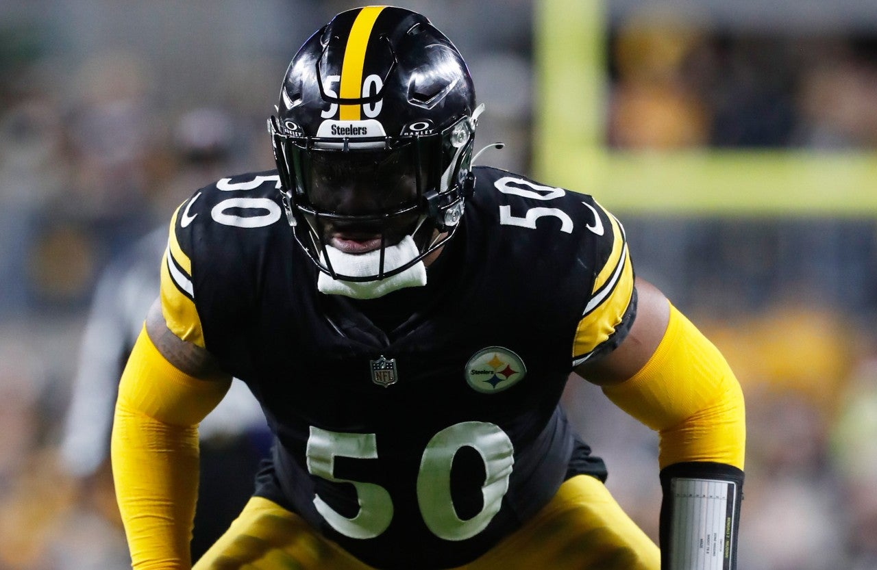 Dec 23, 2023; Pittsburgh, Pennsylvania, USA; Pittsburgh Steelers linebacker Elandon Roberts (50) looks on at the line of scrimmage against the Cincinnati Bengals during the second quarter at Acrisure Stadium. Mandatory Credit: Charles LeClaire-USA TODAY Sports