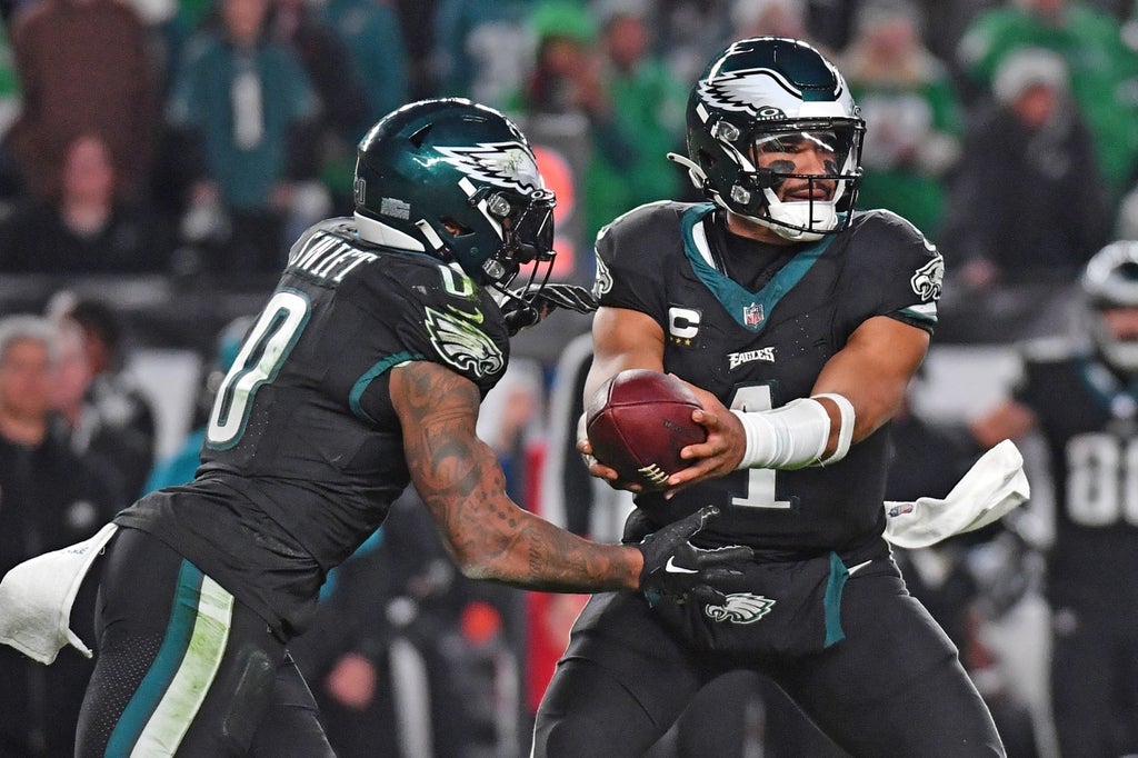 Philadelphia Eagles quarterback Jalen Hurts (1) hands off to running back D'Andre Swift (0) during the fourth quarter against the New York Giants at Lincoln Financial Field.