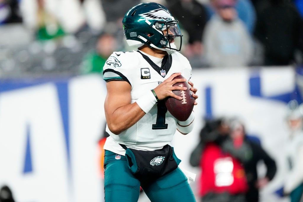 Philadelphia Eagles quarterback Jalen Hurts (1) looks for an open teammate, during the first quarter, Sunday, January 7, 2024.