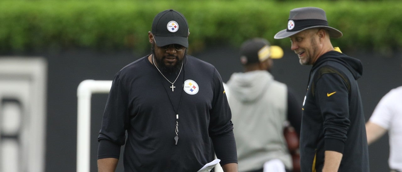 May 26, 2022; Pittsburgh, PA, USA; Pittsburgh Steelers head coach Mike Tomlin (left) and offensive coordinator Matt Canada (right) talk with running back Najee Harris (22) during organized team activities at UPMC Rooney Sports Complex. Mandatory Credit: Charles LeClaire-USA TODAY Sports  