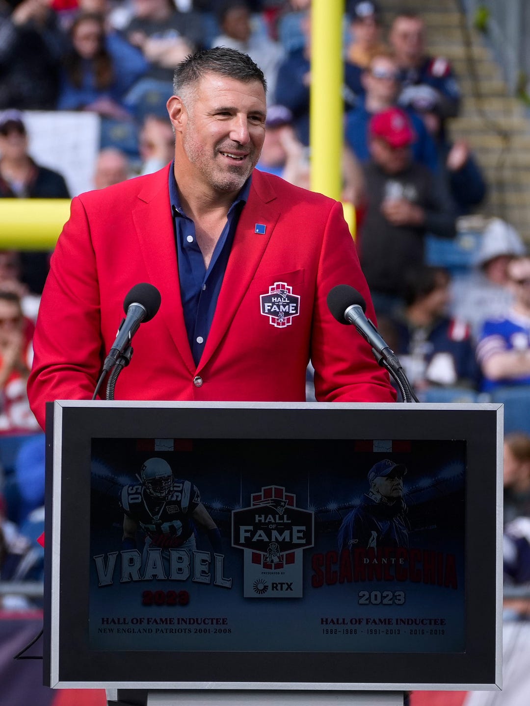 Mike Vrabel thanks Patriots fans during a halftime celebration, after being inducted into the Patriots Hall of Fame.