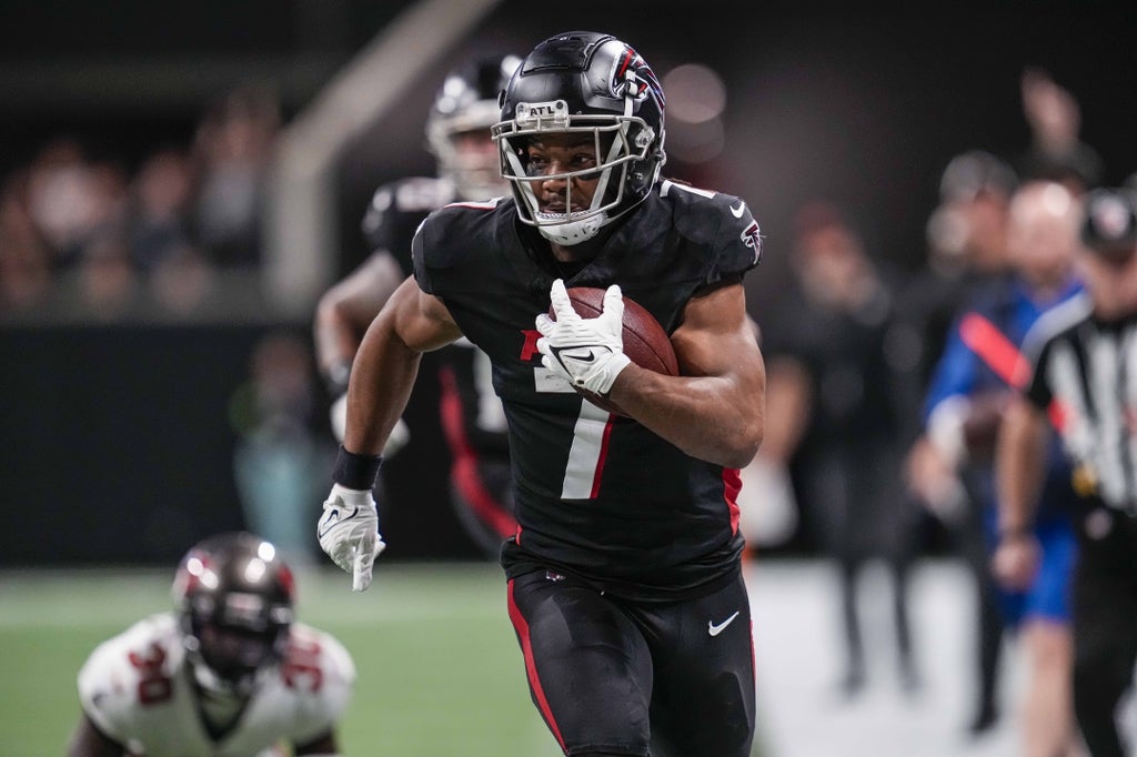 Atlanta Falcons running back Bijan Robinson (7) runs against the Tampa Bay Buccaneers during the second half at Mercedes-Benz Stadium.