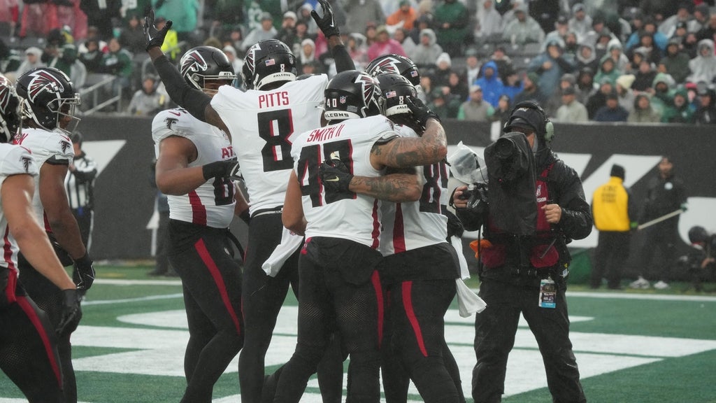East Rutherford, NJ December 3, 2023 -- The Falcons celebrate a TD by MyCole Pruitt in the first half. The Atlanta Falcons and the NY Jets play at MetLife Stadium on December 3, 2023.