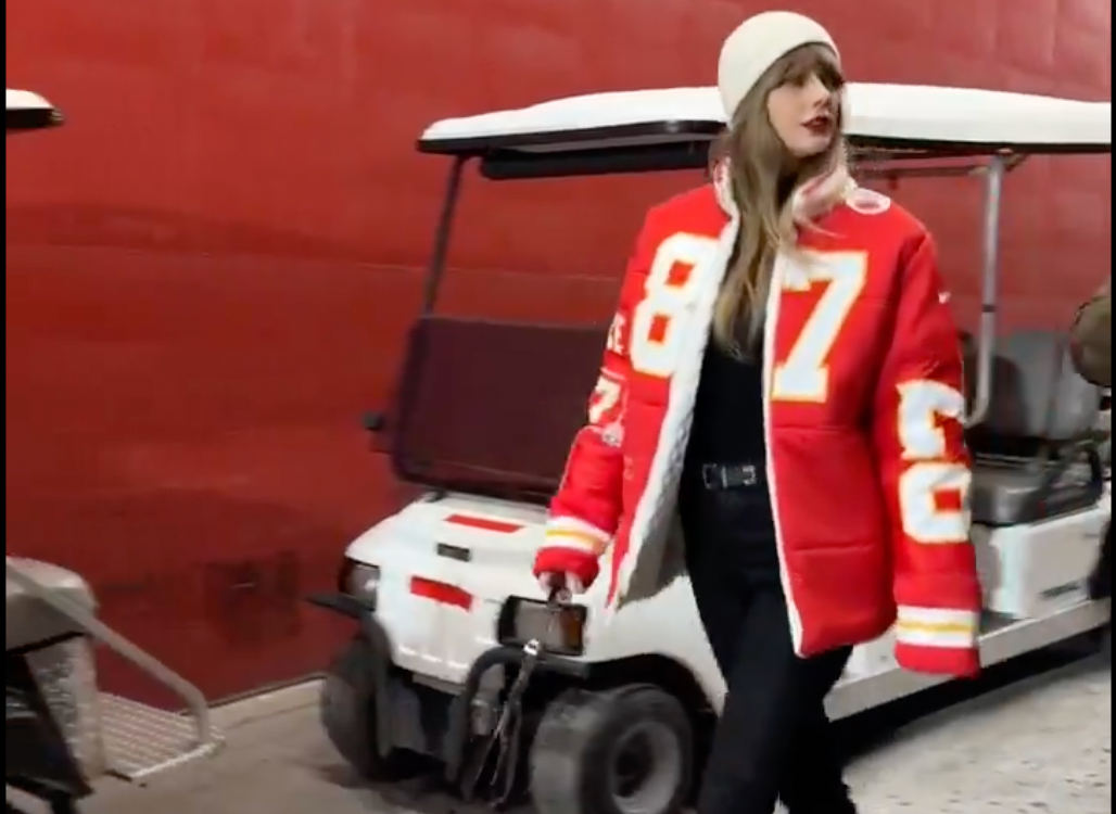 Taylor Swift arrives for Chiefs-Dolphins playoff game