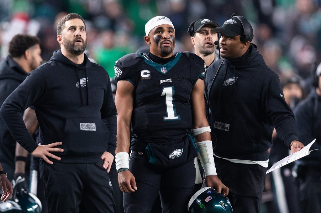 Philadelphia Eagles head coach Nick Sirianni (L) and quarterback Jalen Hurts (1) and offensive coordinator Brian Johnson (R) talk during the second quarter against the New York Giants at Lincoln Financial Field.