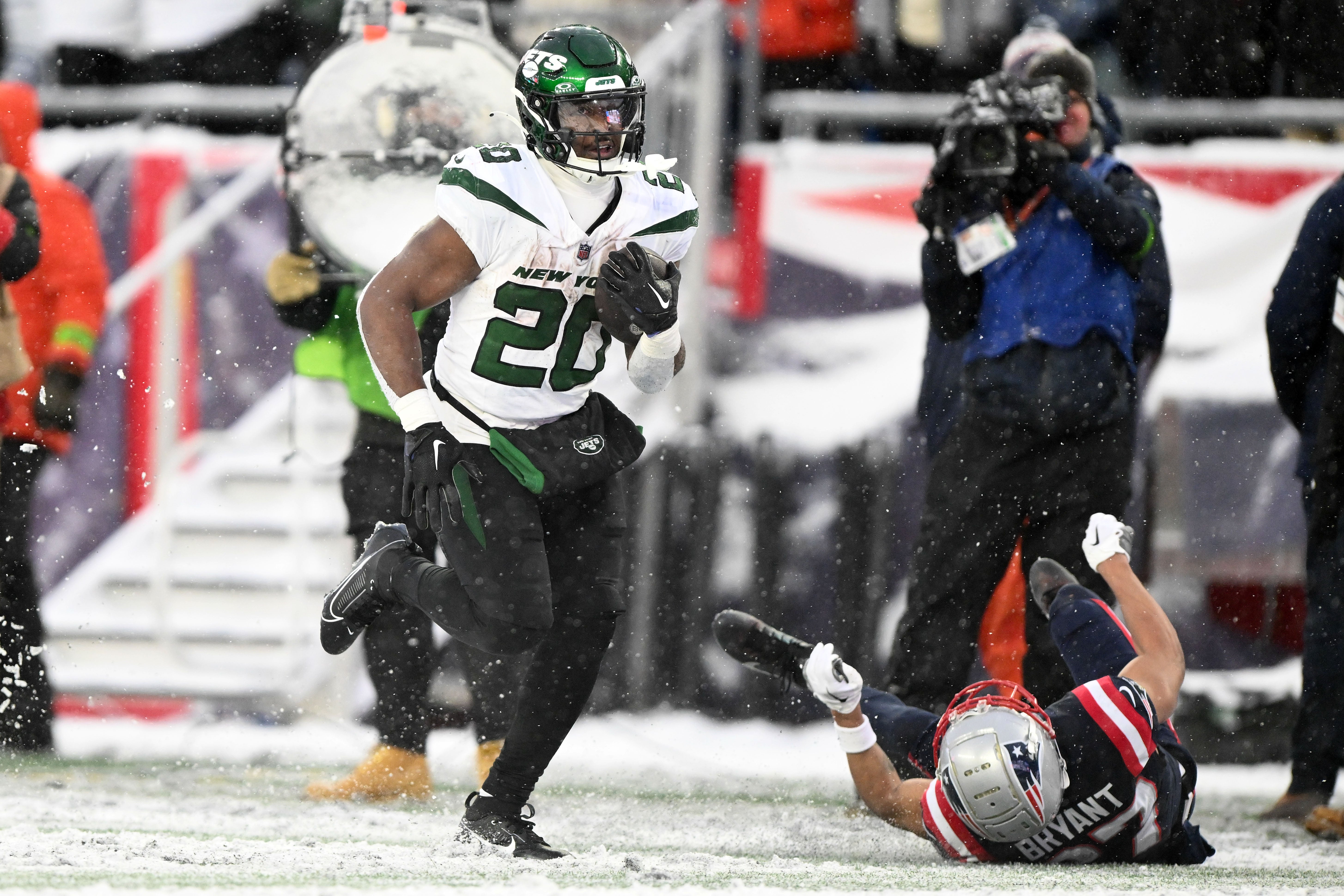 New York Jets running back Breece Hall (20) runs for a touchdown against the New England Patriots during the second half at Gillette Stadium.