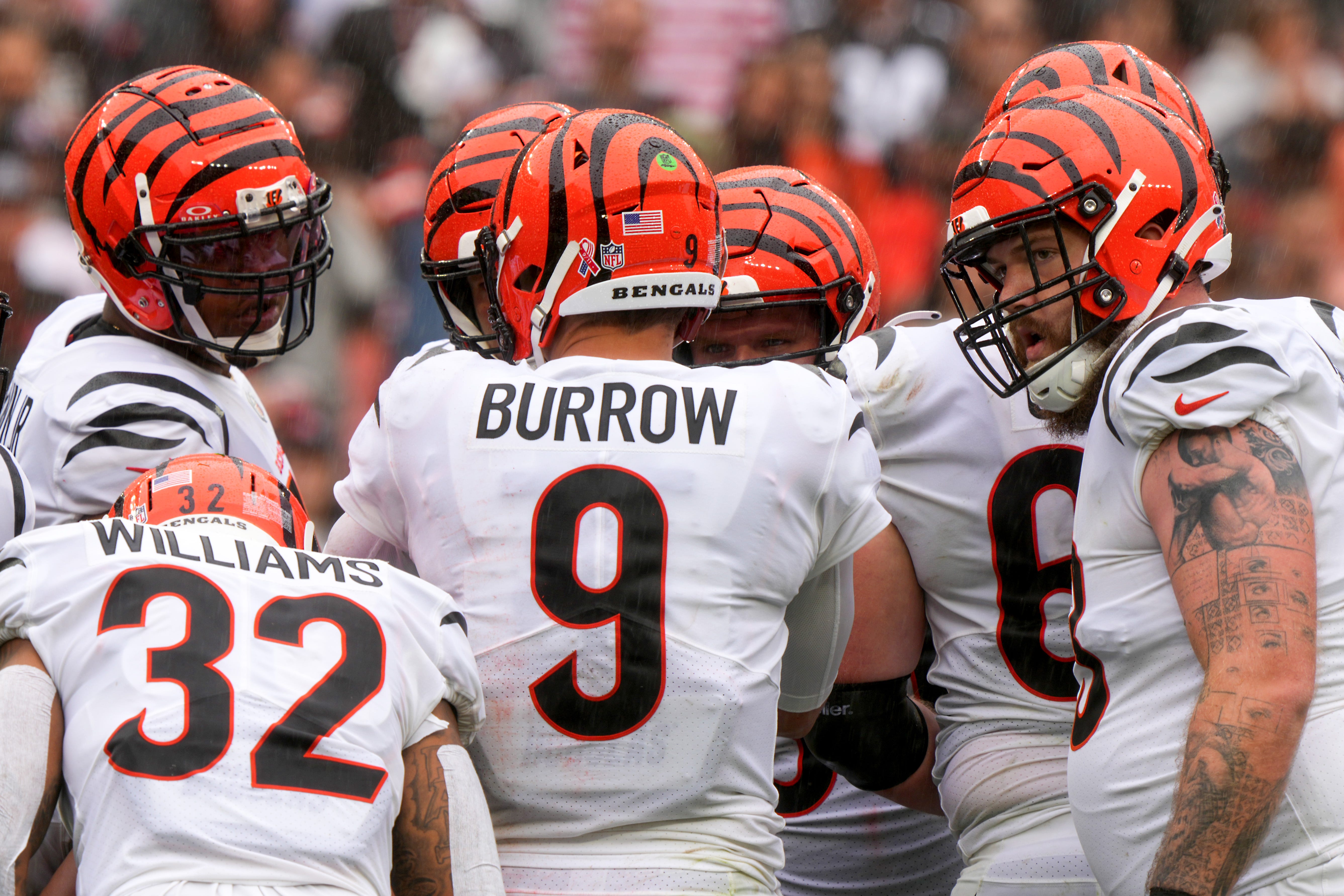 Joe Burrow Bengals huddle