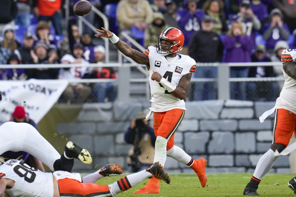 Cleveland Browns quarterback Deshaun Watson (4) passes against the Baltimore Ravens during the second half at M&T Bank Stadium.