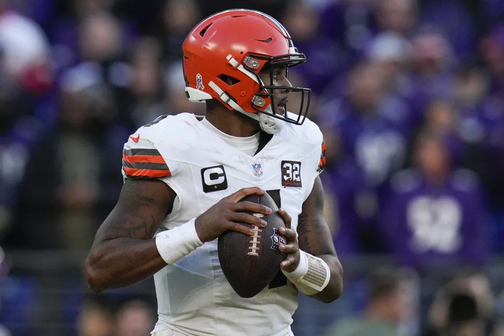 Cleveland Browns quarterback Deshaun Watson (4) looks to pass against the Baltimore Ravens during the second half at M&T Bank Stadium.