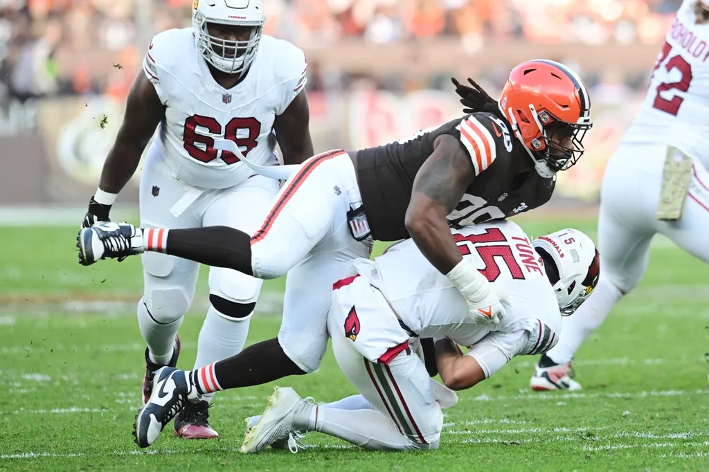 Cleveland Browns defensive end Za'Darius Smith (99) sacks Arizona Cardinals quarterback Clayton Tune (15) during the second half at Cleveland Browns Stadium.