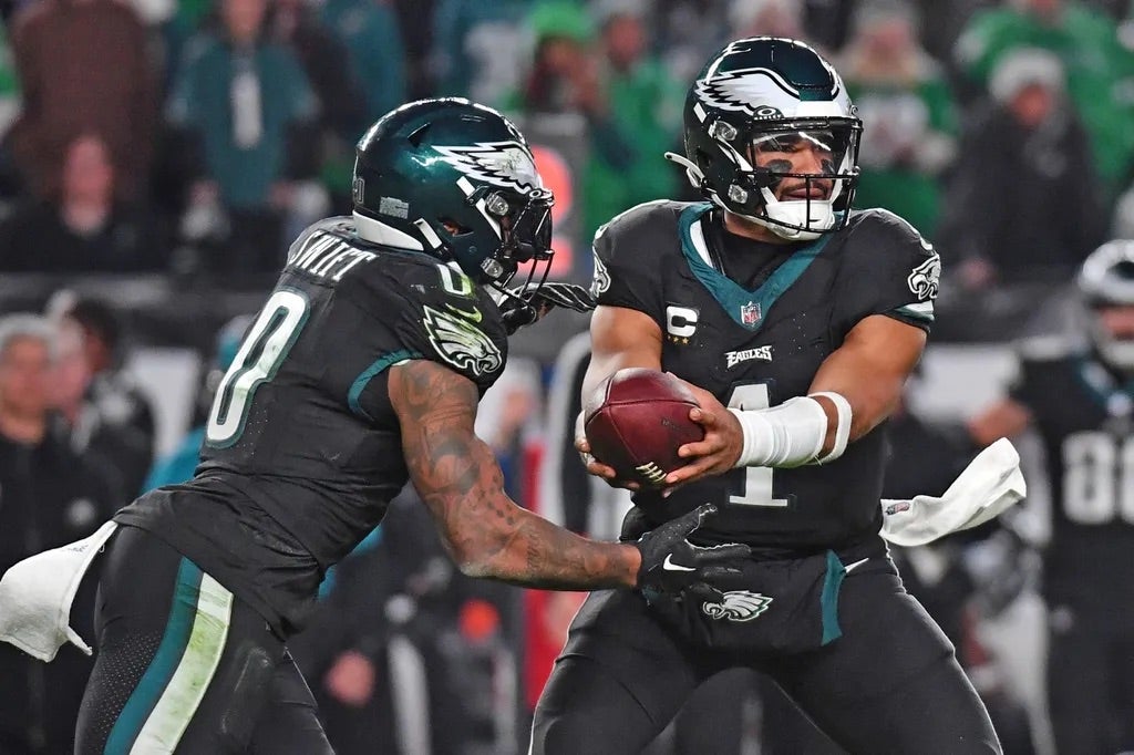 Philadelphia Eagles quarterback Jalen Hurts (1) hands off to running back D'Andre Swift (0) during the fourth quarter against the New York Giants at Lincoln Financial Field.