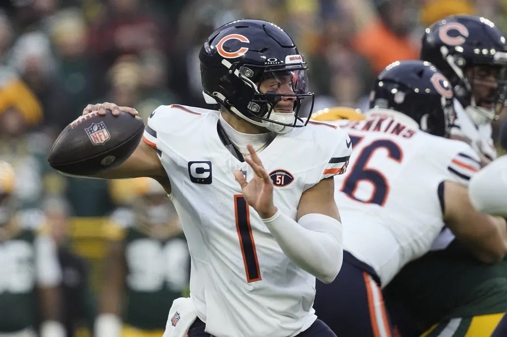 Chicago Bears quarterback Justin Fields (1) throws a pass during the first quarter against the Green Bay Packers at Lambeau Field.