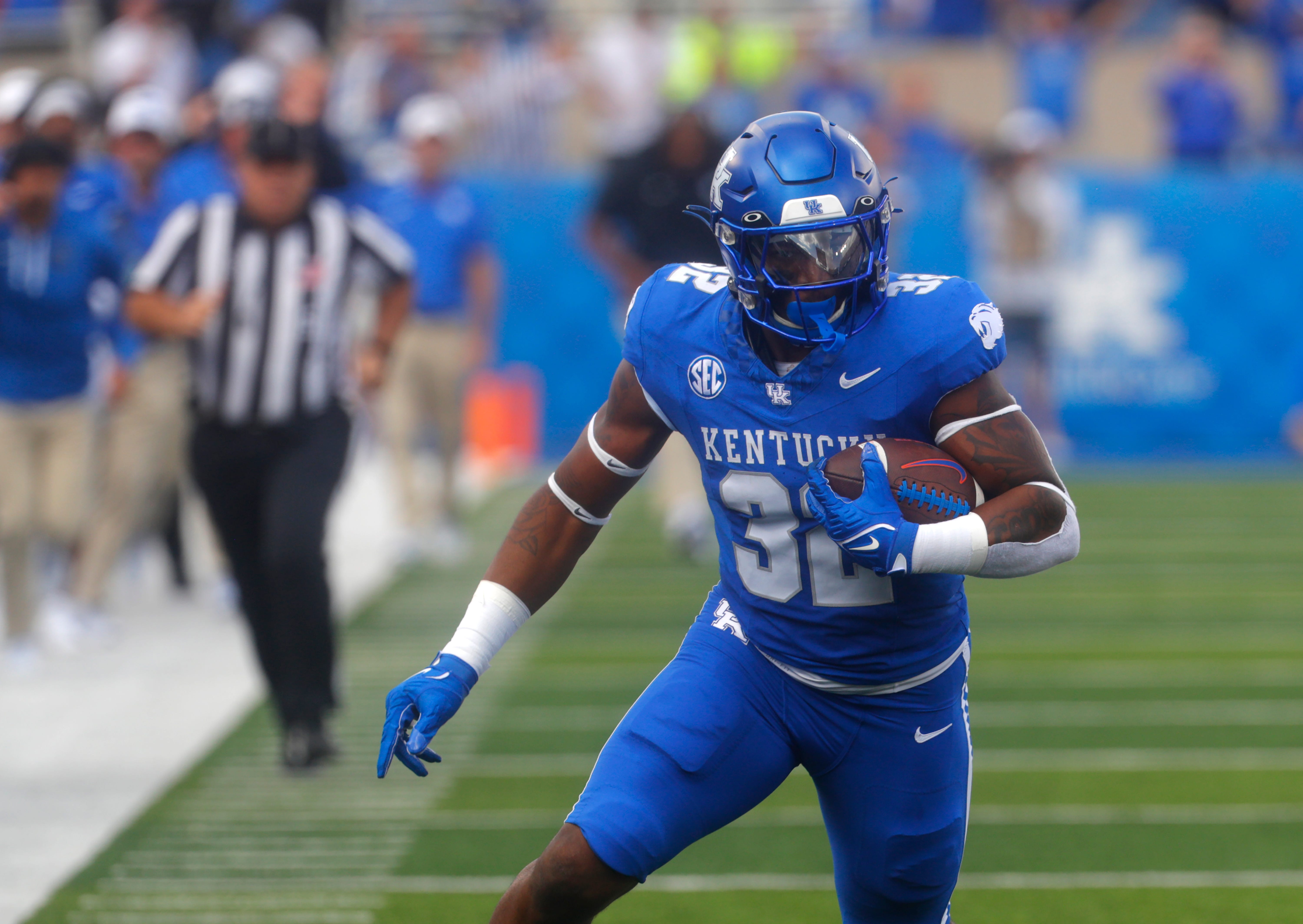 Kentucky s Trevin Wallace recovers the fumble and moves the ball against Florida Saturday afternoon. Sept. 30, 2023