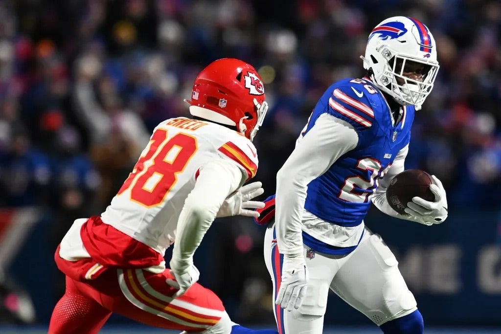 Buffalo Bills running back Latavius Murray (28) rushes the ball against Kansas City Chiefs cornerback L'Jarius Sneed (38)in the first half of the 2024 AFC divisional round game at Highmark Stadium.